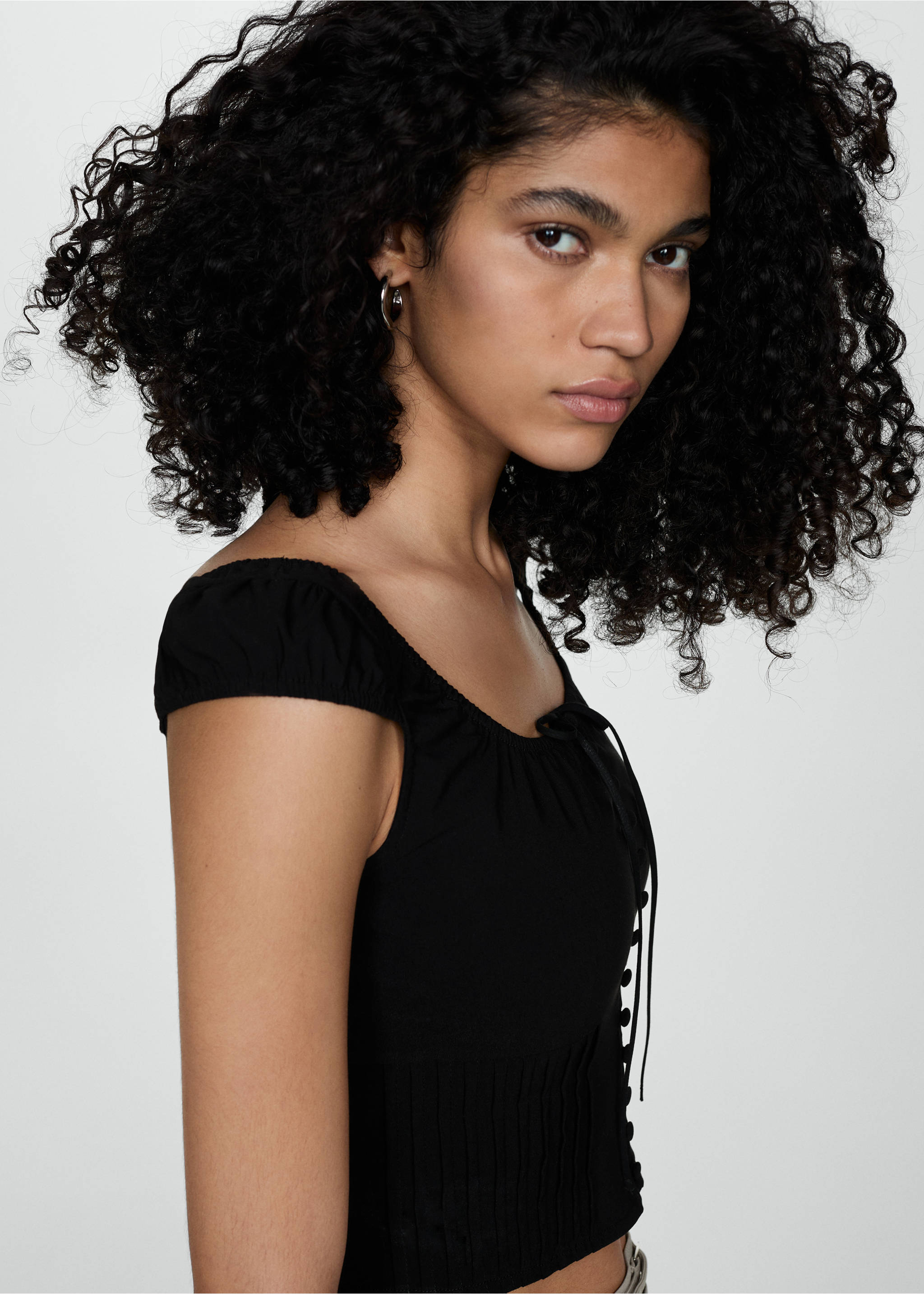 Buttoned crop top - Details of the article 1, Black. Ref: 77070357-00.