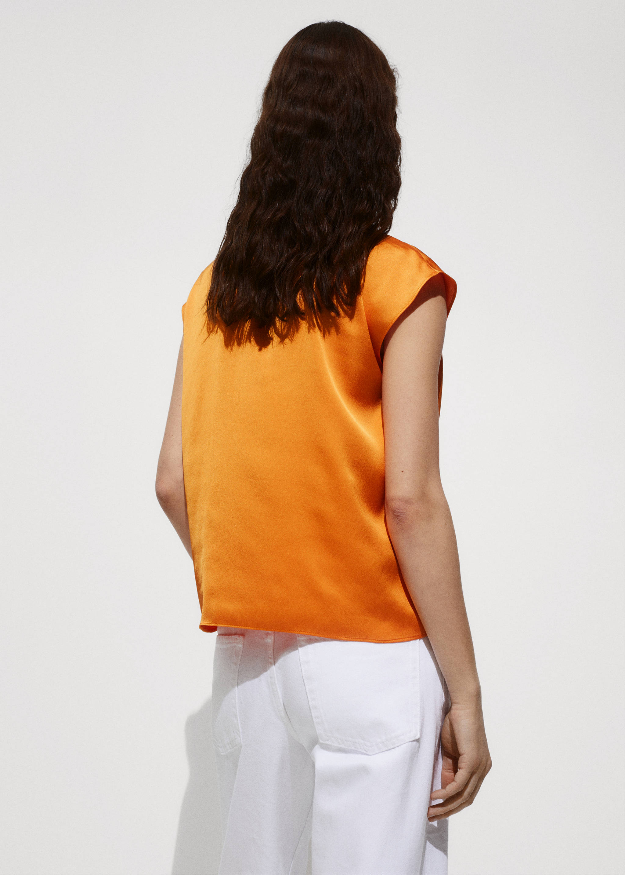 Soepelvallende satijnen blouse - Achterkant van het artikel