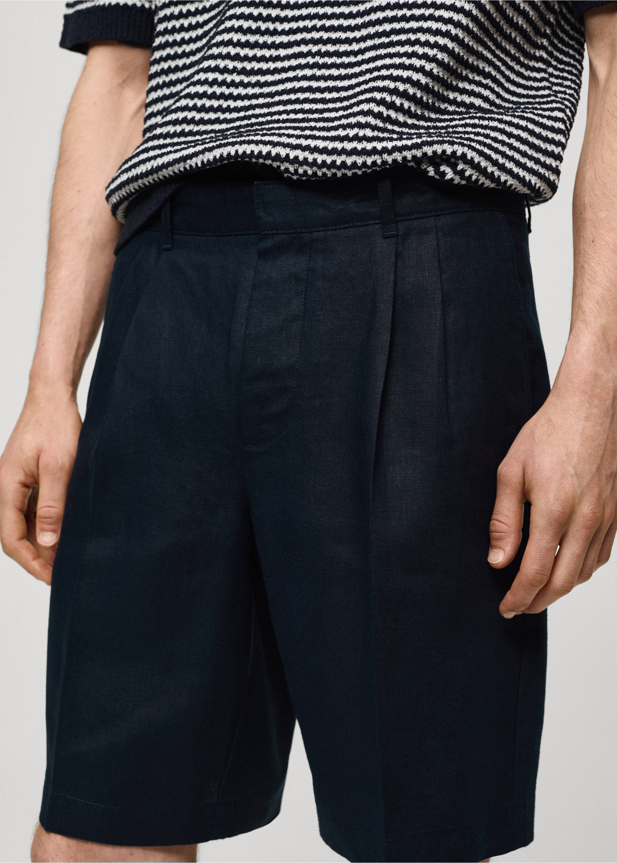 Bermude din in 100% cu pense - Detaliu al articolului 1, Bleumarin închis. Ref: 77070563-00.