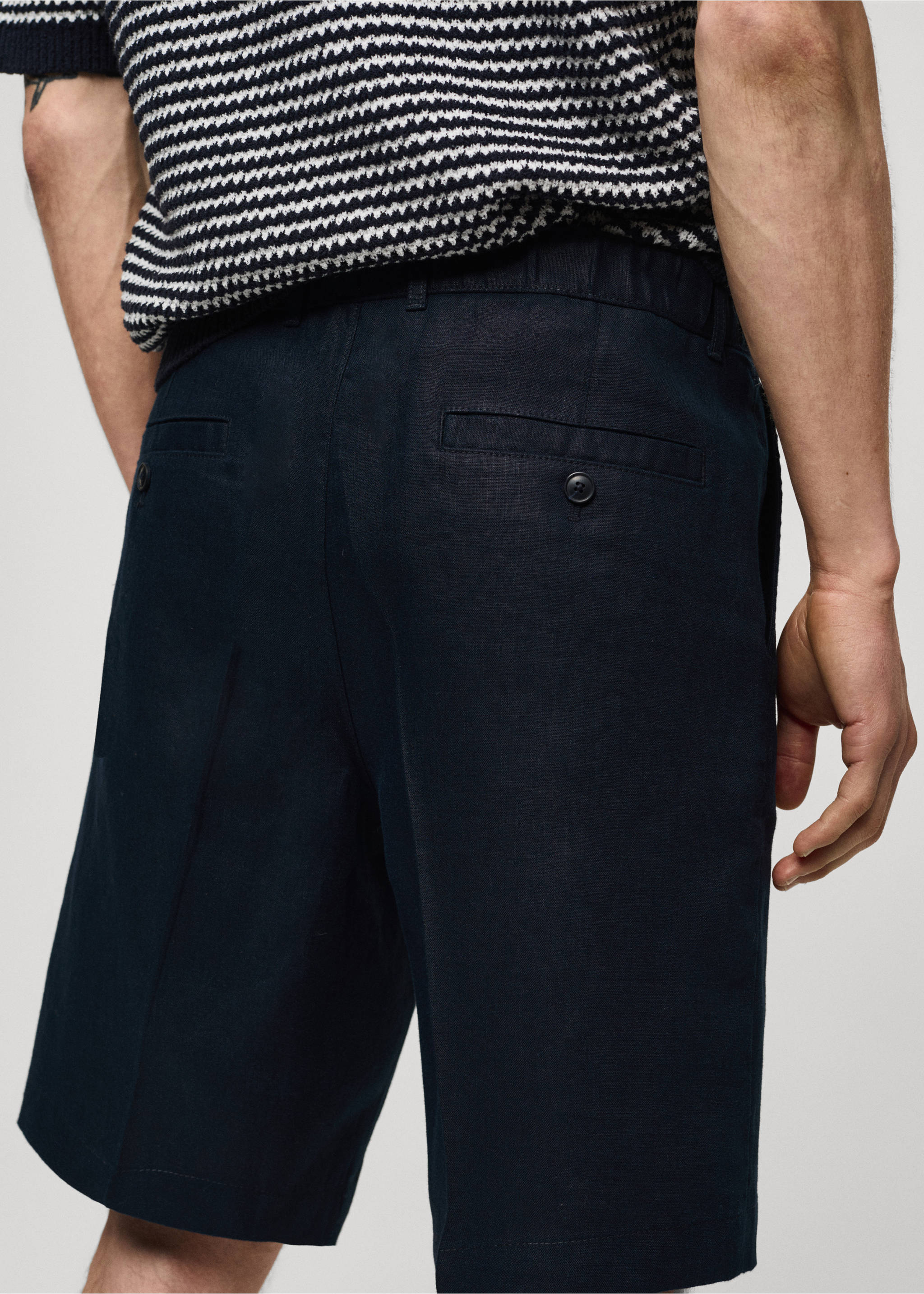 Bermude din in 100% cu pense - Detaliu al articolului 6, Bleumarin închis. Ref: 77070563-00.