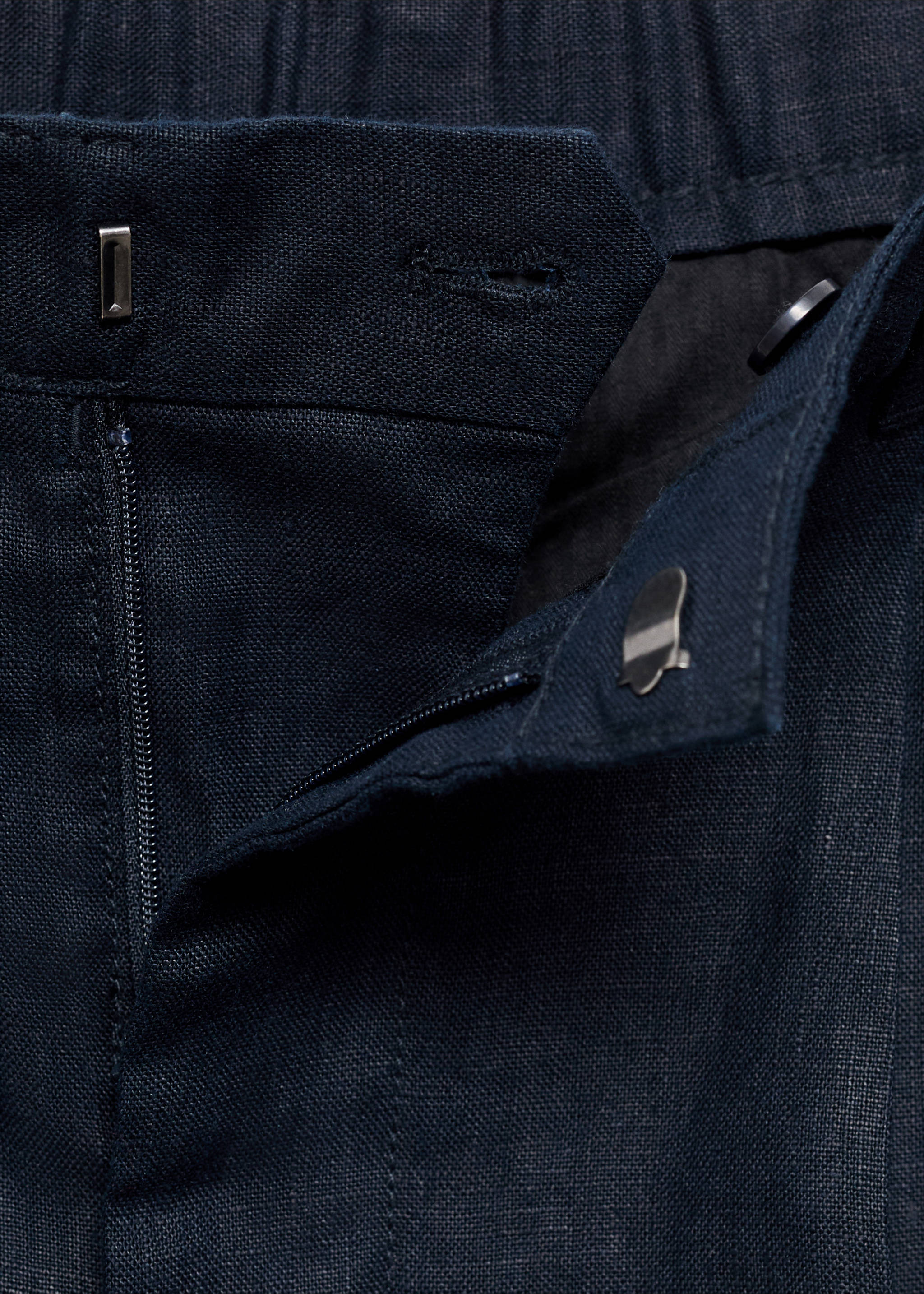 Bermude din in 100% cu pense - Detaliu al articolului 8, Bleumarin închis. Ref: 77070563-00.