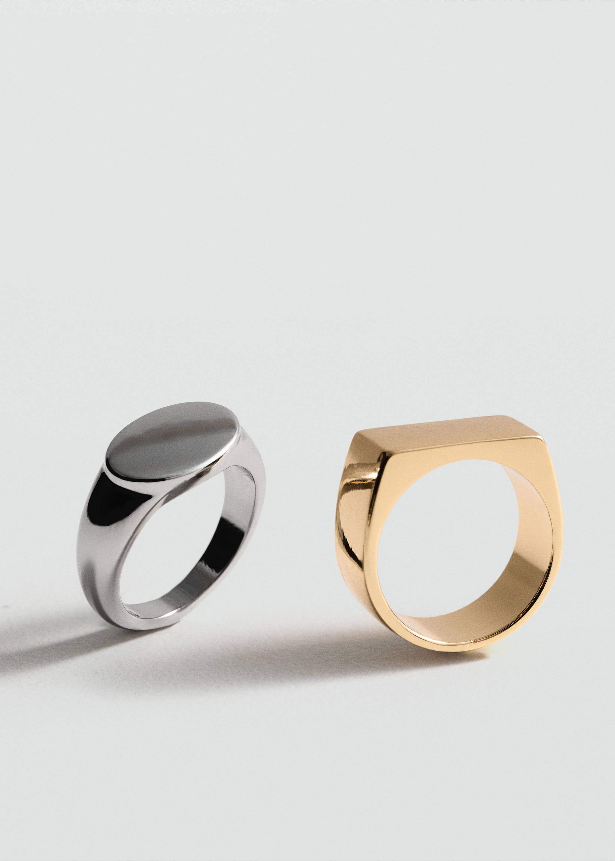 Set mit Ringen - Mittlere Ansicht, Gold. Ref: 77070599-00.