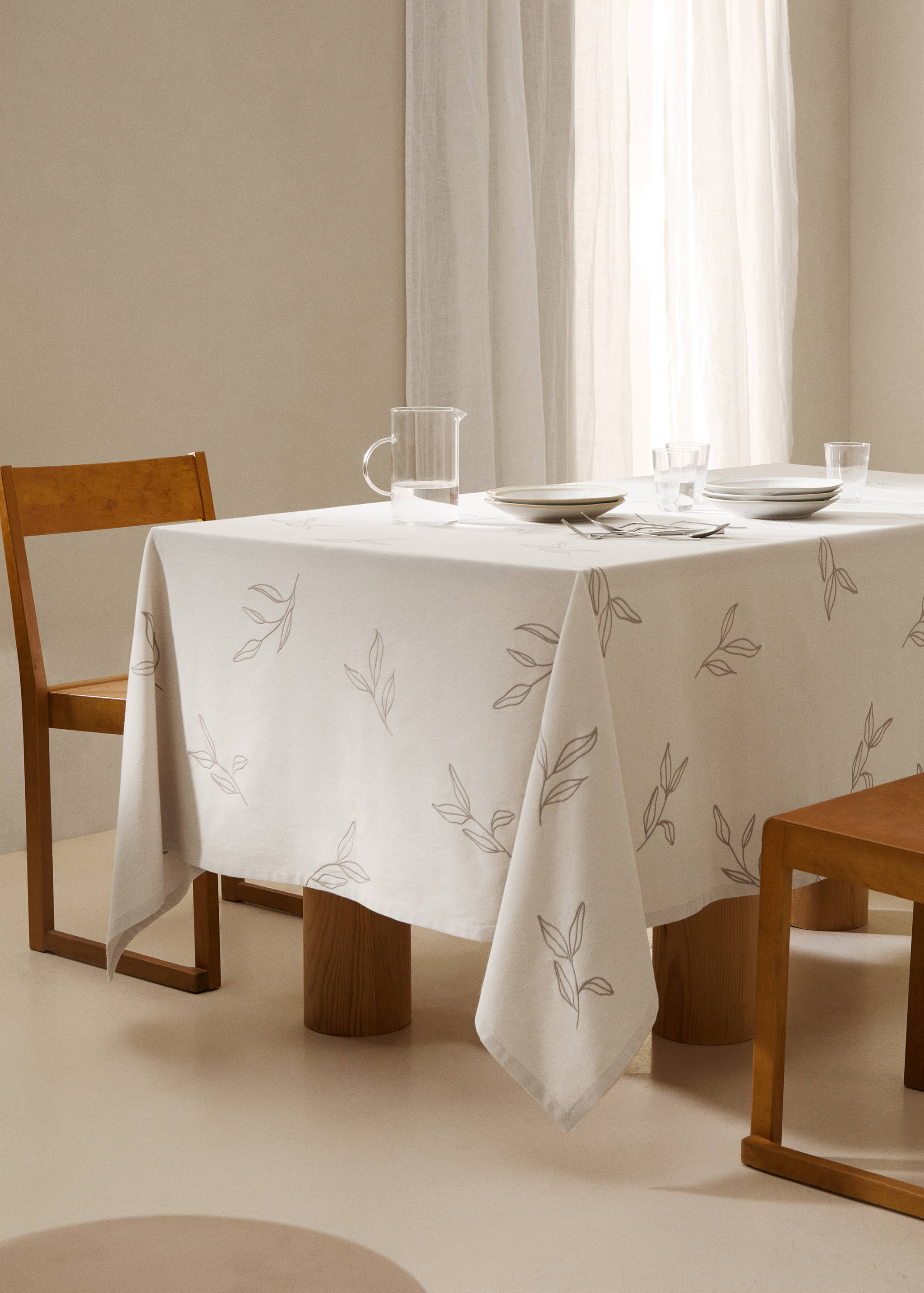 Embroidered cotton tablecloth with leaf design for 2 to 4 diners - General plane