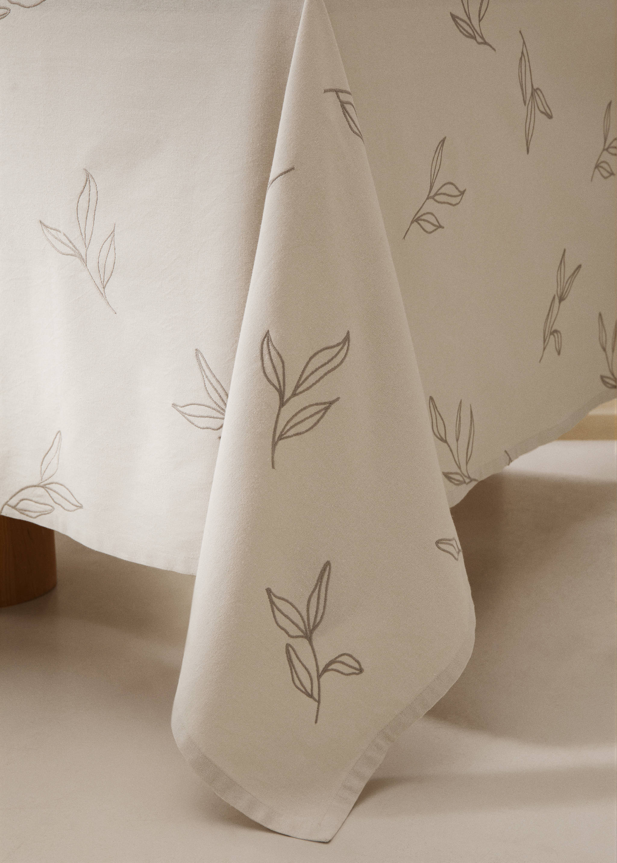 Embroidered cotton tablecloth with leaf design for 2 to 4 diners - Details of the article 8