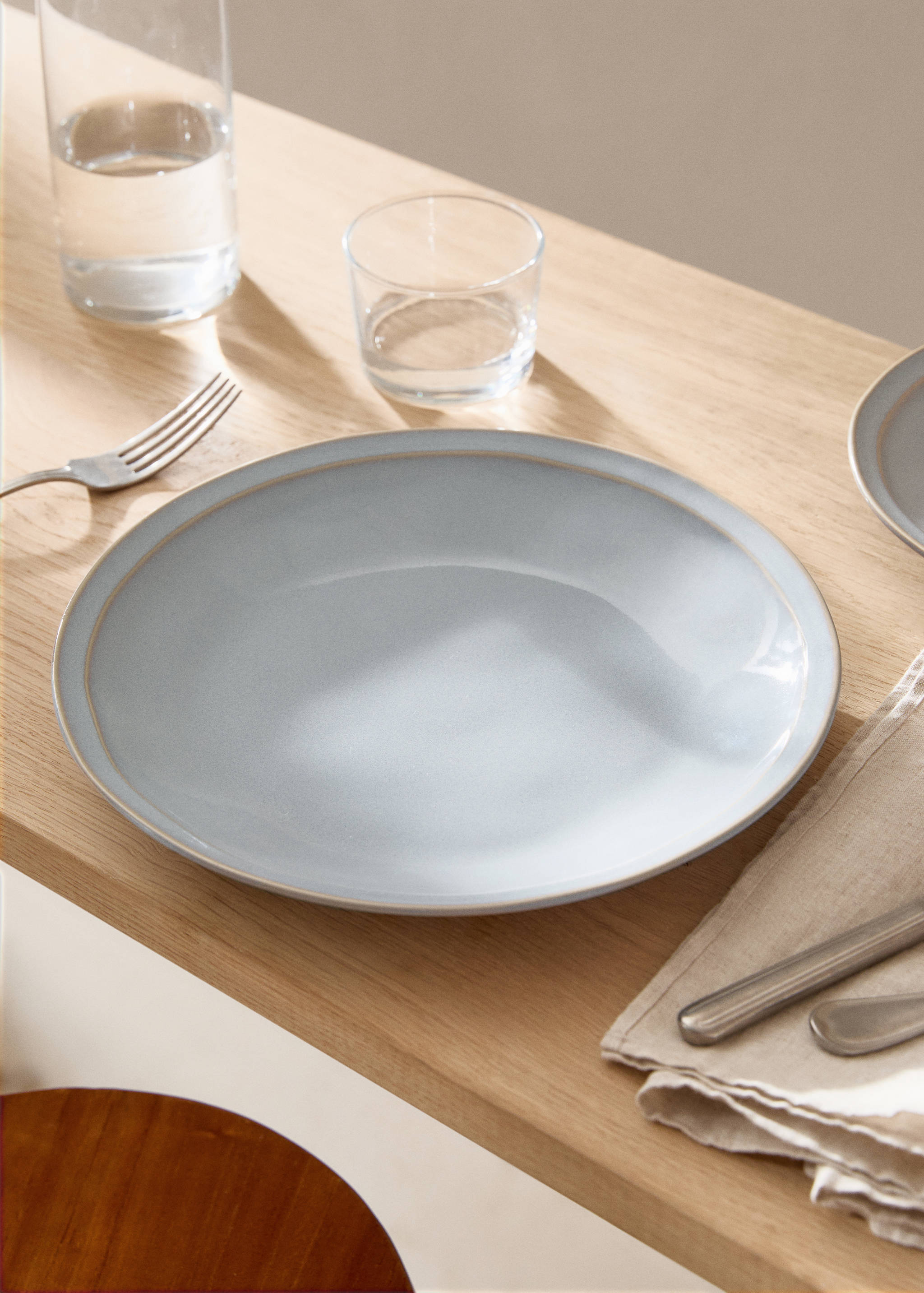 Aged double-edged stoneware dinner plate - General plane