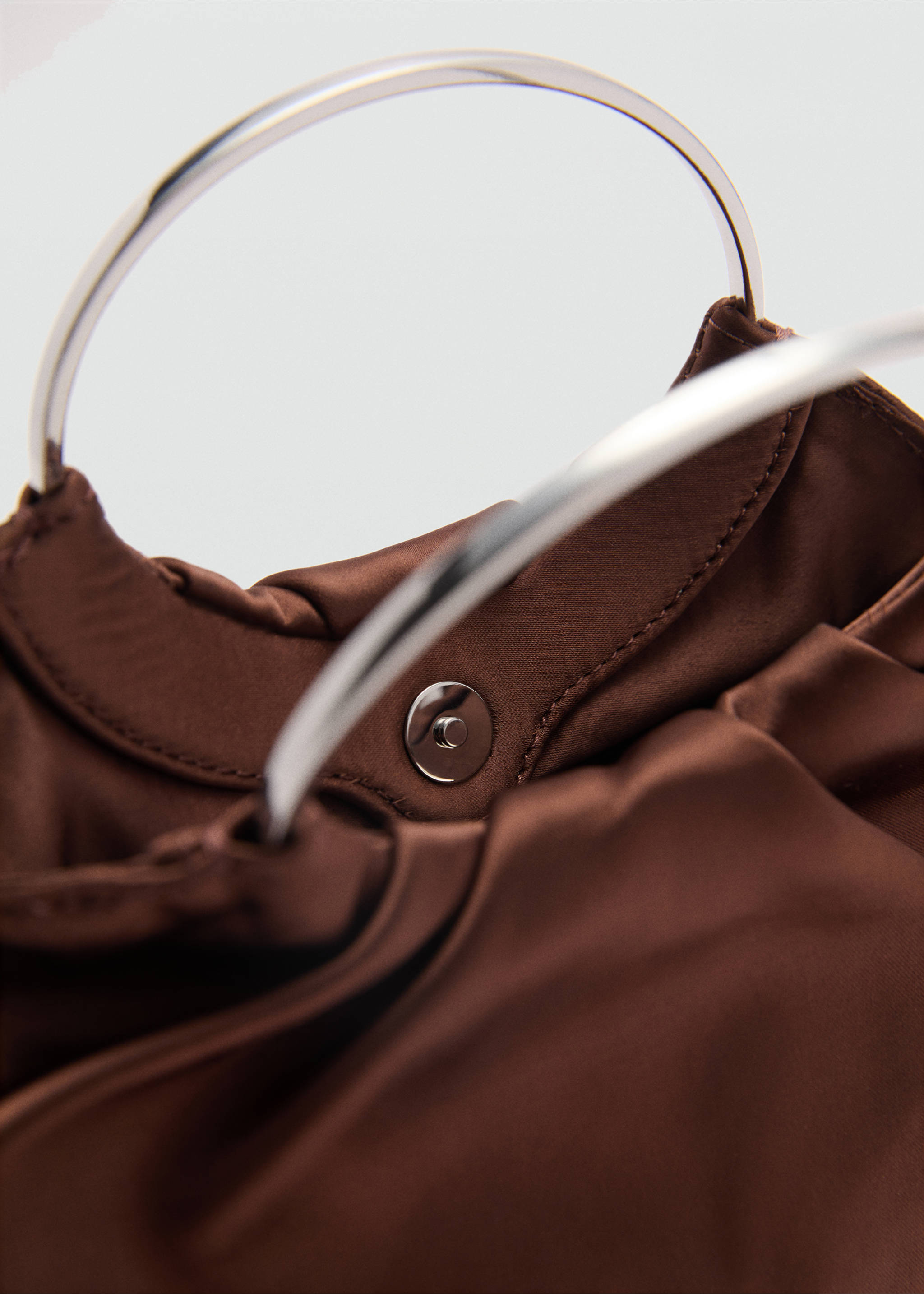 Satinierte Tasche mit Metallring - Detail des Artikels 1, Braun. Ref: 77070624-00.