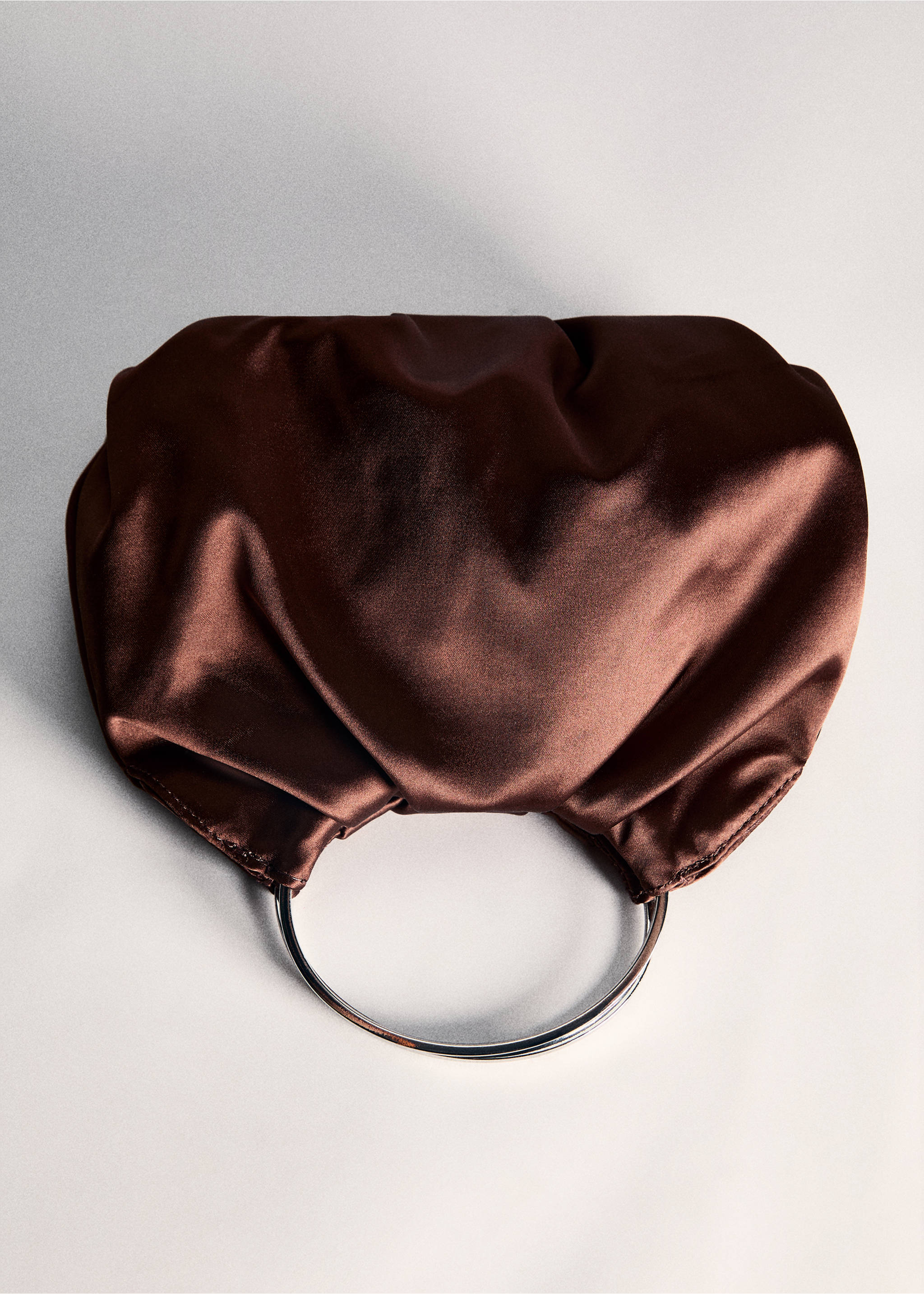 Satinierte Tasche mit Metallring - Detail des Artikels 5, Braun. Ref: 77070624-00.