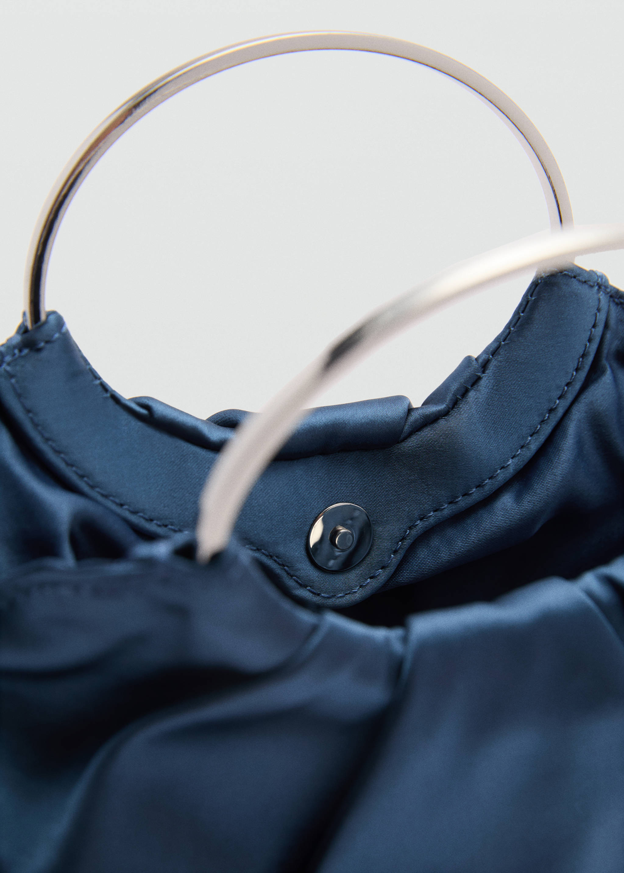Σατινέ τσάντα με μεταλλικό δακτυλίδι - Λεπτομέρεια του προϊόντος 1