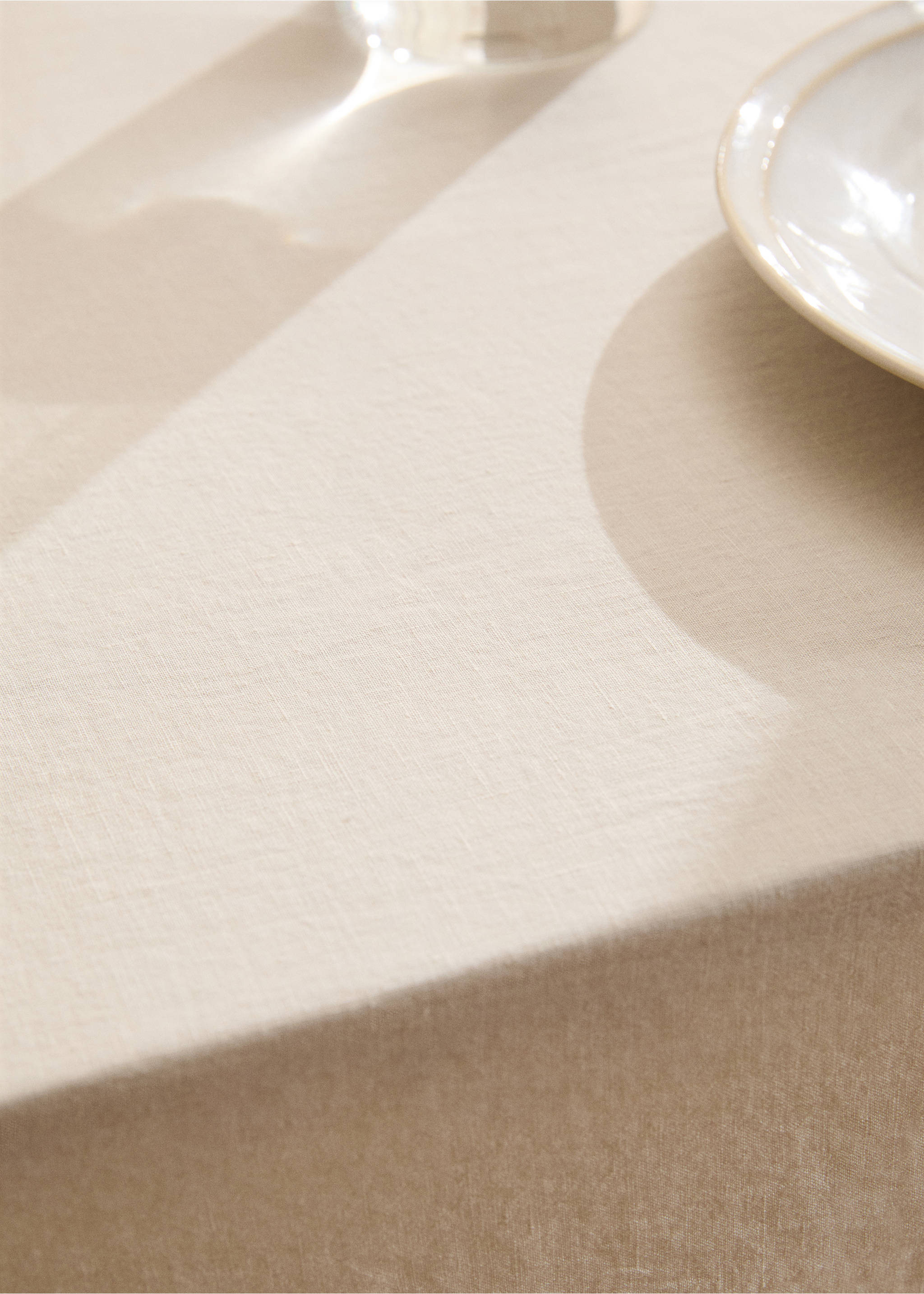 100% linen tablecloth for 8 to 10 diners - Details of the article 7, Sand. Ref: 77071012-00.
