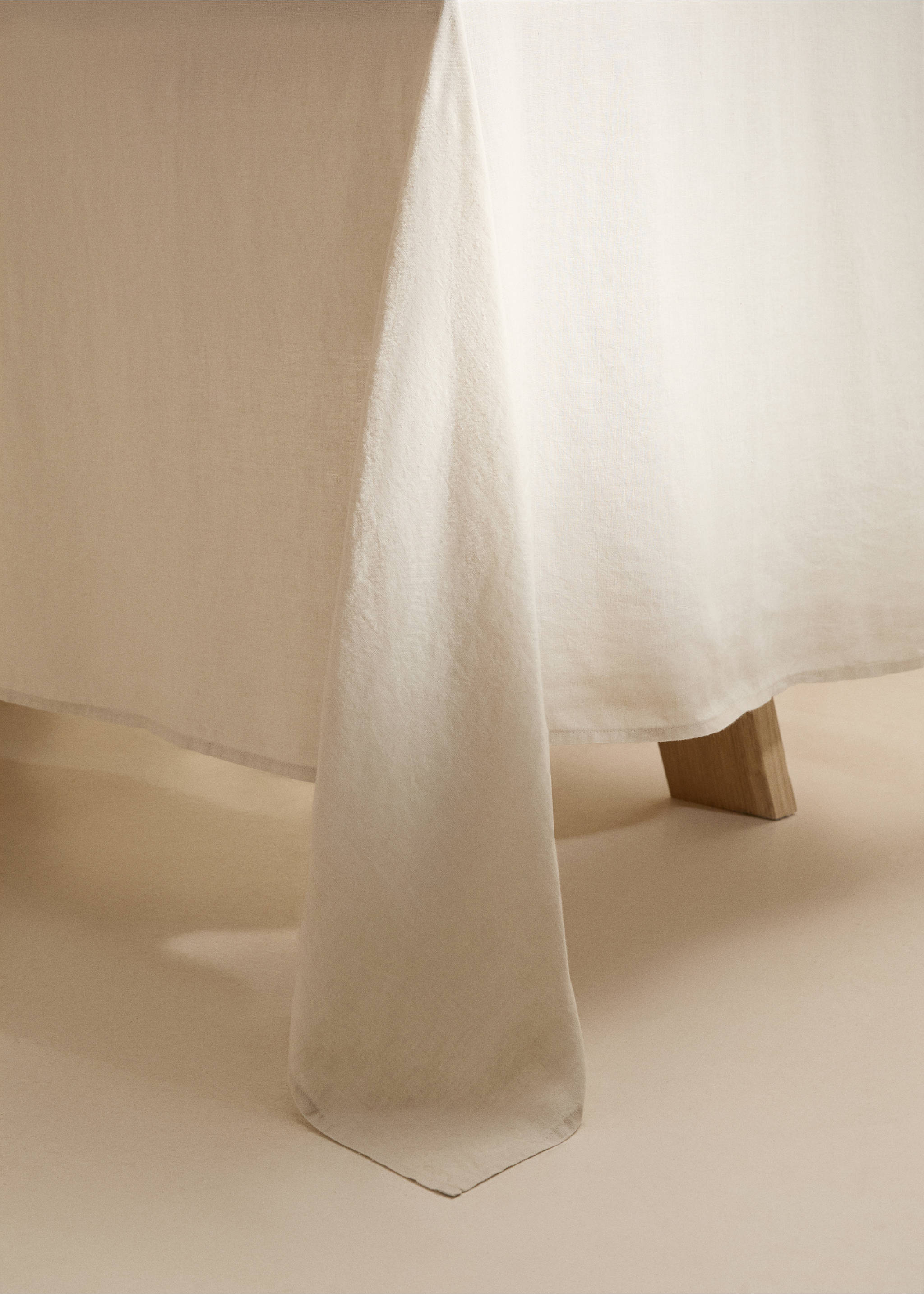 100% linen tablecloth for 6 to 8 people - Details of the article 8, Sand. Ref: 77071013-00.