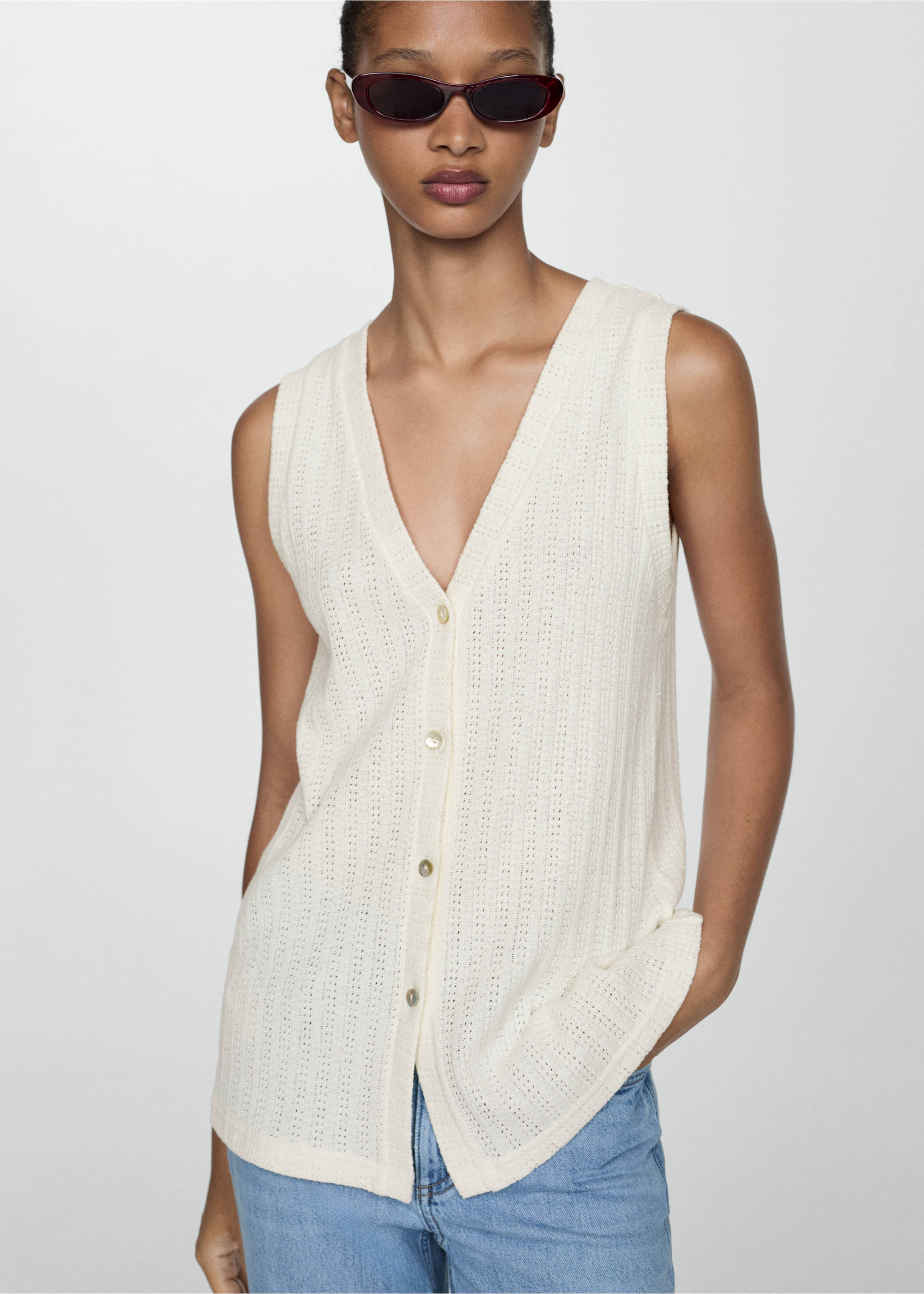 Crochet waistcoat with buttons - Details of the article 2, Ecru. Ref: 77072005-00.