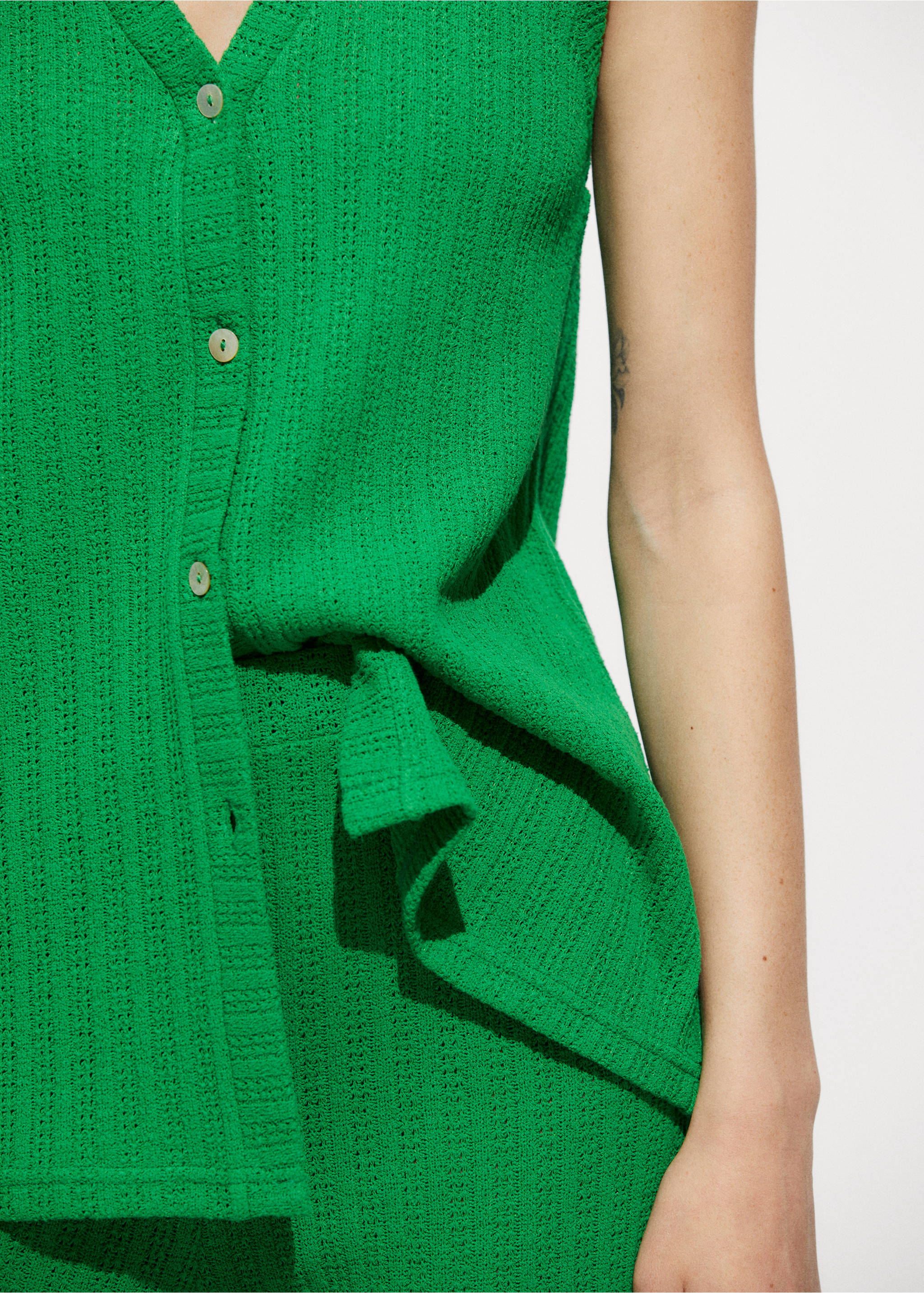 Crochet waistcoat with buttons - Details of the article 6, Green. Ref: 77072005-00.