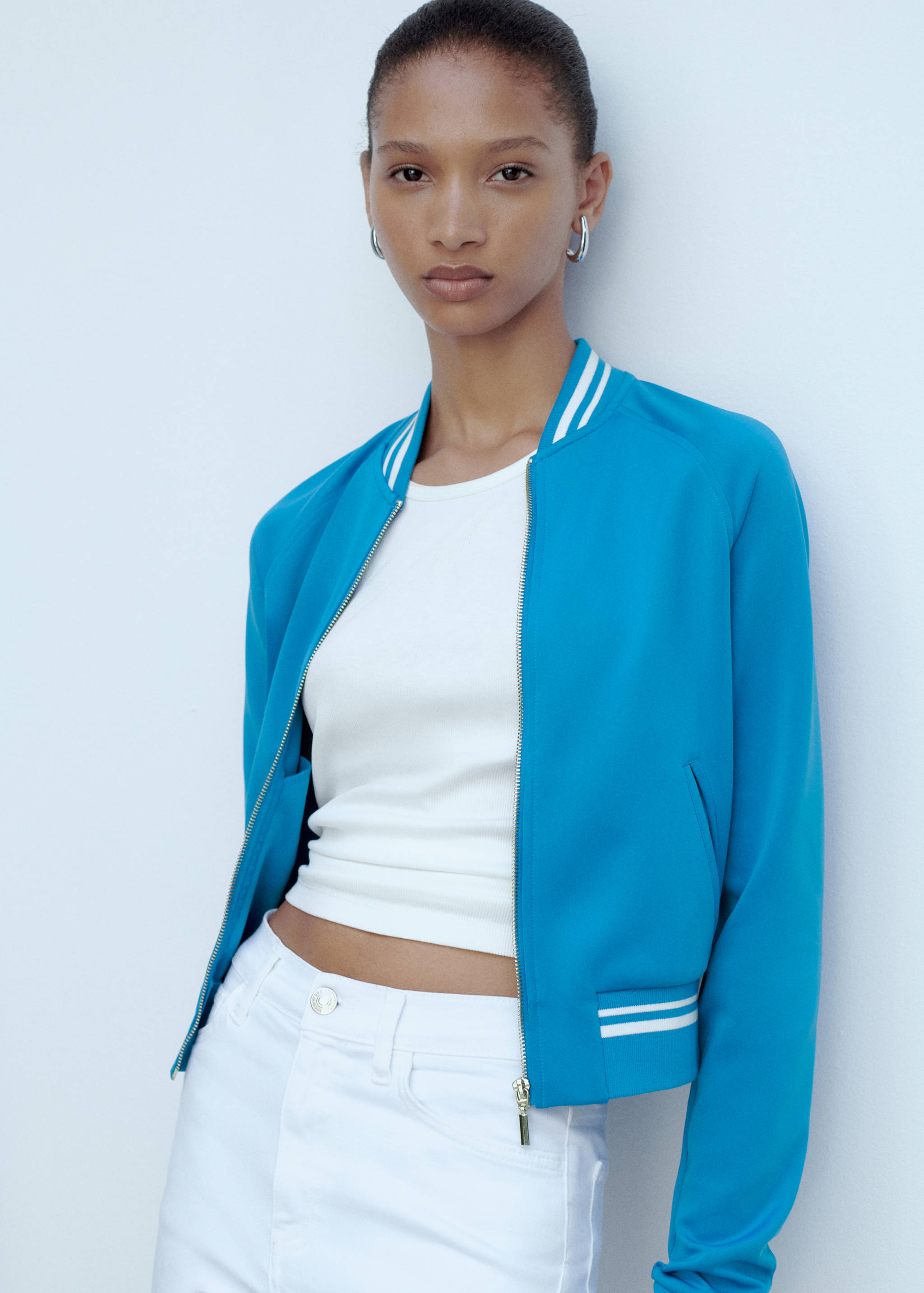 Veste bomber rayures contrastantes - Plan moyen