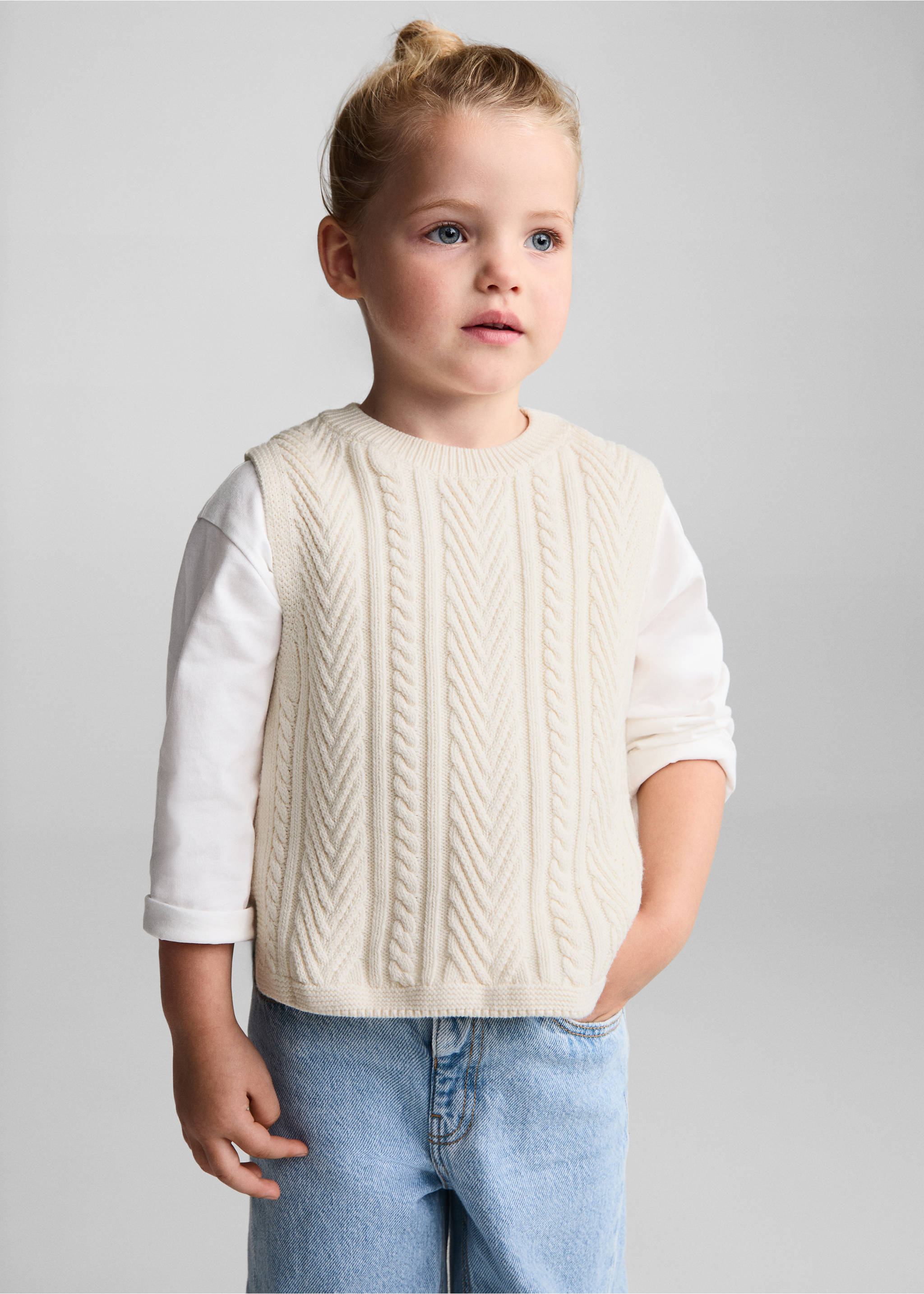 Kamizelka z dzianiny z warkoczami - Plan średni, Złamana biel. Ref: 77072929-00.