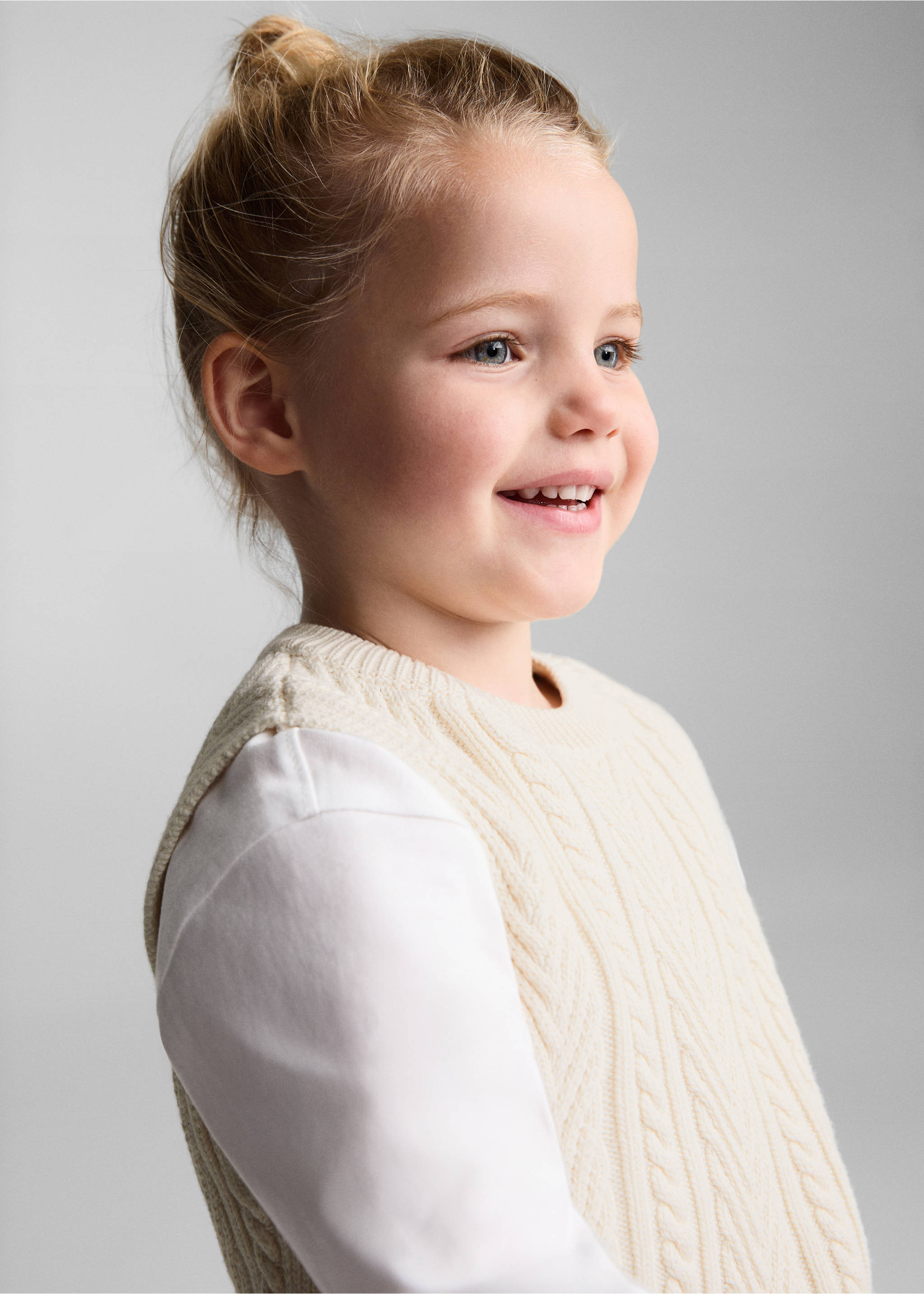 Kamizelka z dzianiny z warkoczami - Szczegóły artykułu 1, Złamana biel. Ref: 77072929-00.