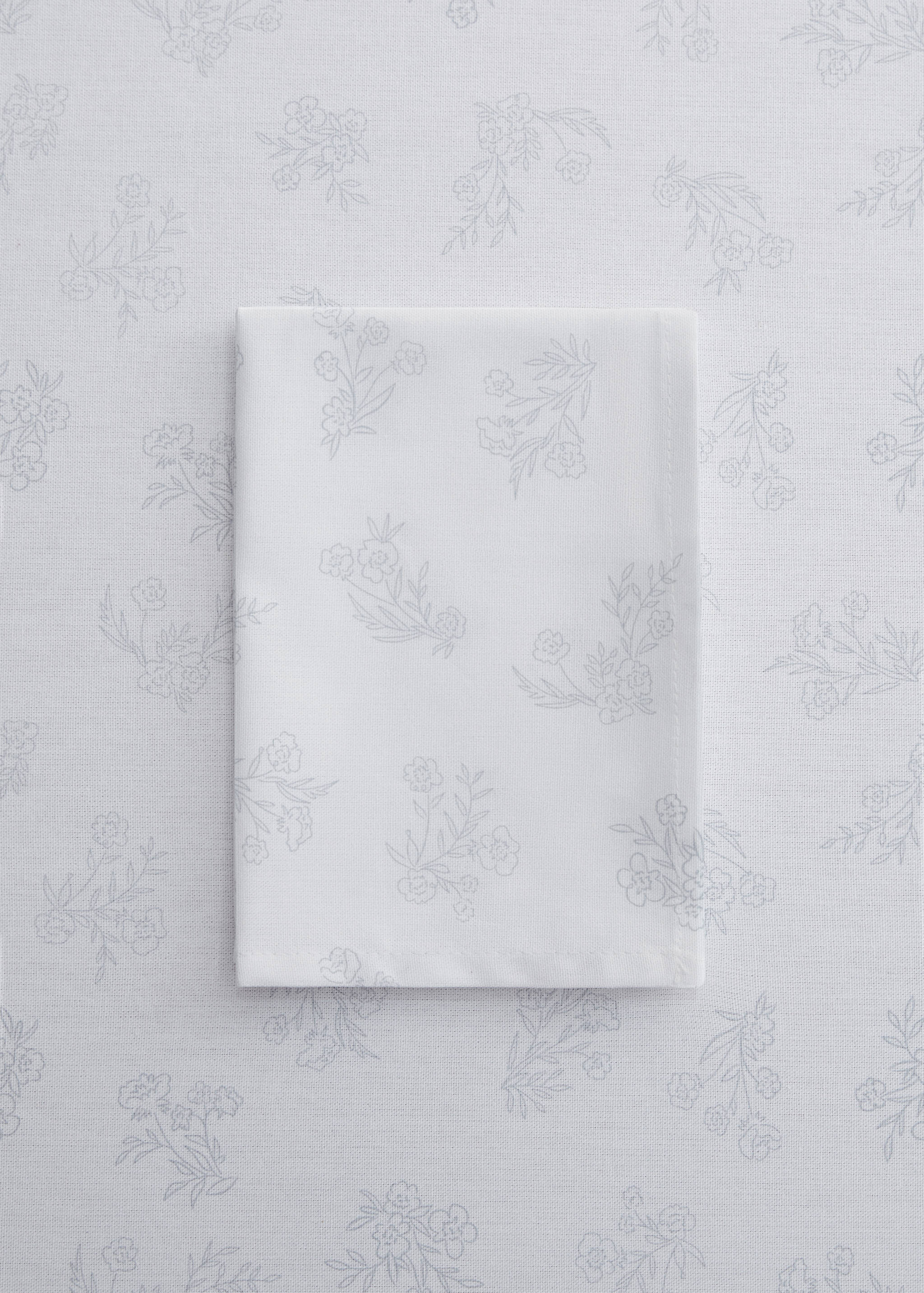 Cotton floral-design napkin - General plane