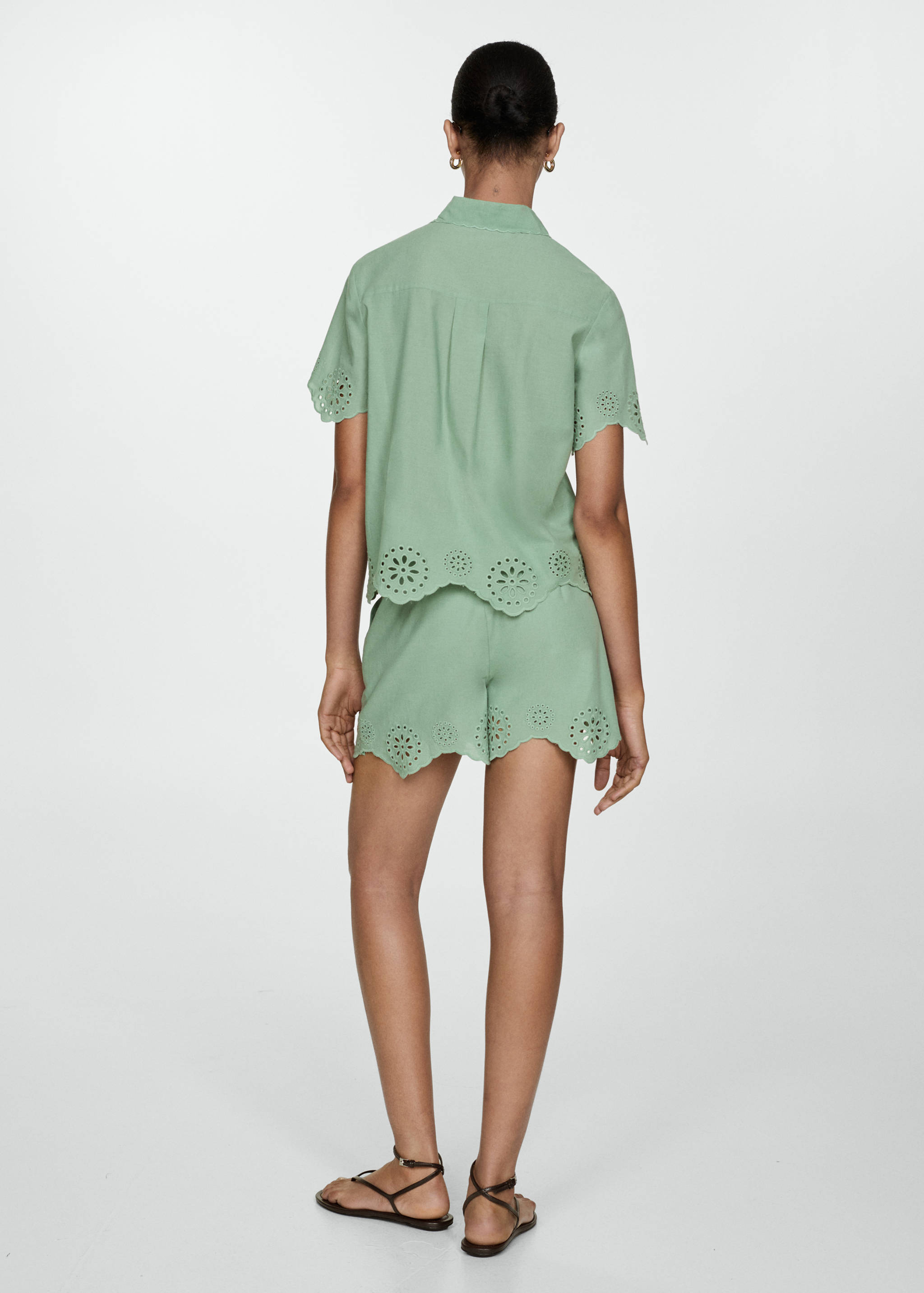 Short détails ajourés broderies - Verso de l’article
