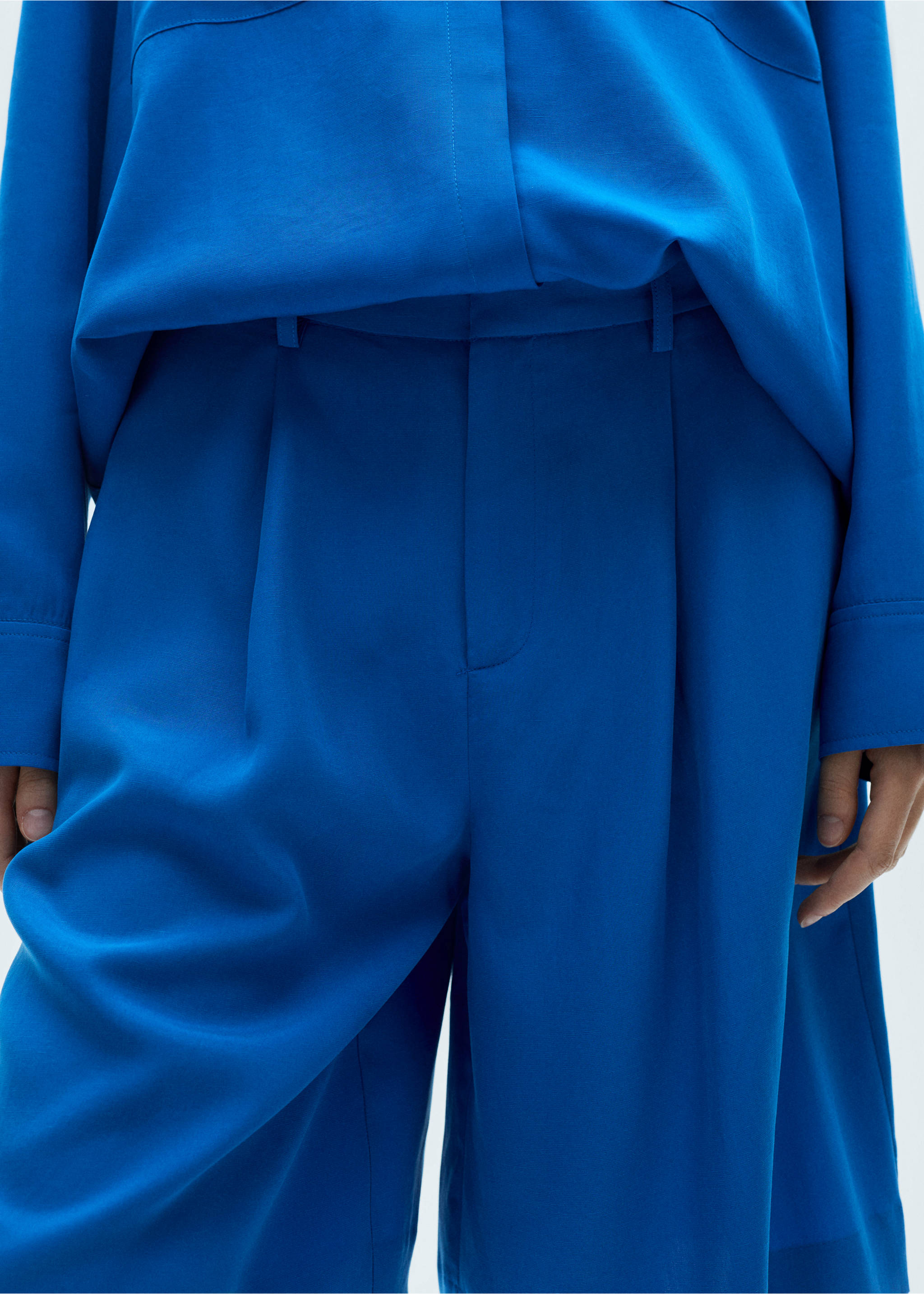 Lyocell pleated bermuda shorts - Details of the article 6, Blue. Ref: 77074023-00.