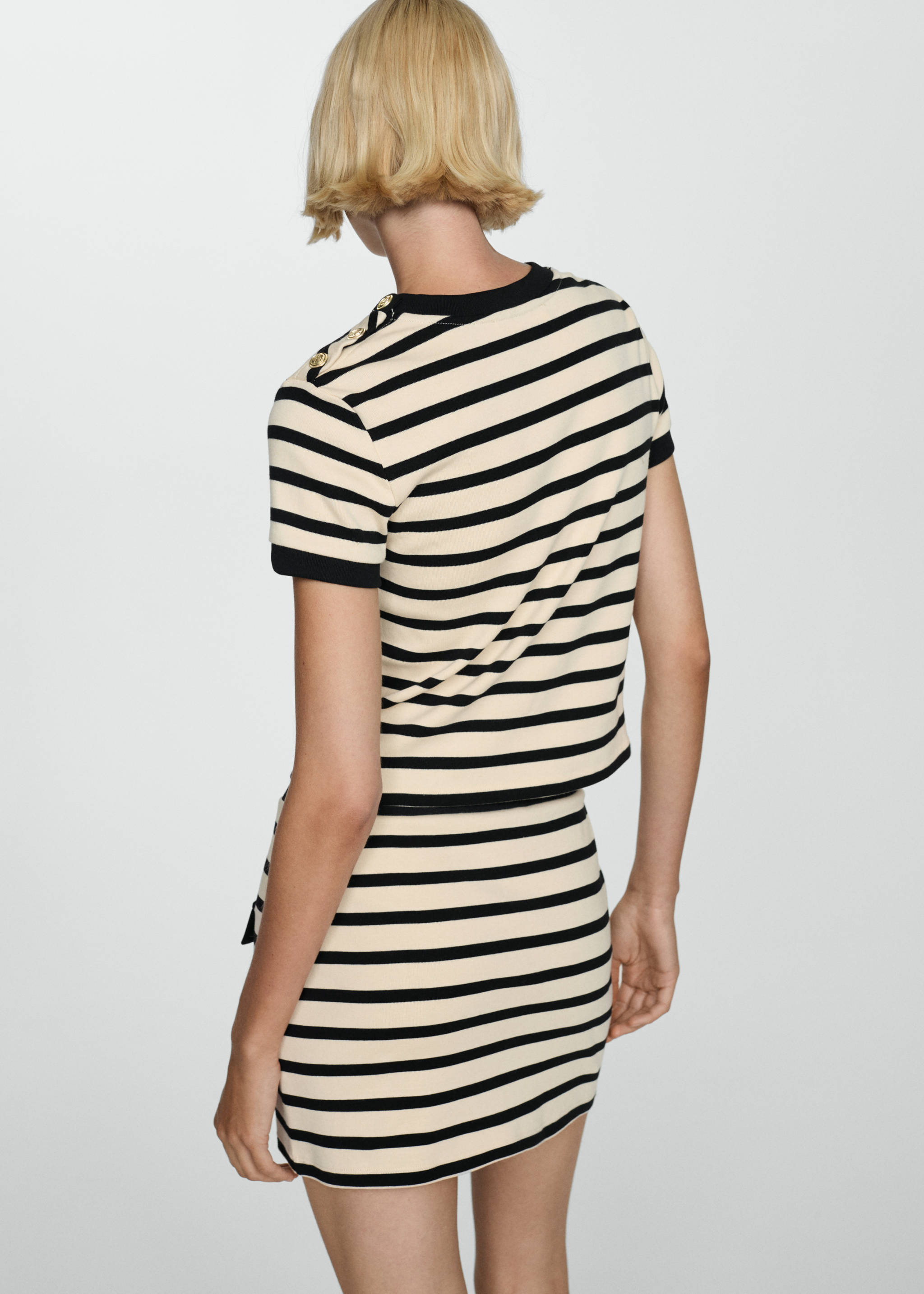 T-shirt with contrasting buttons - Reverse of the article