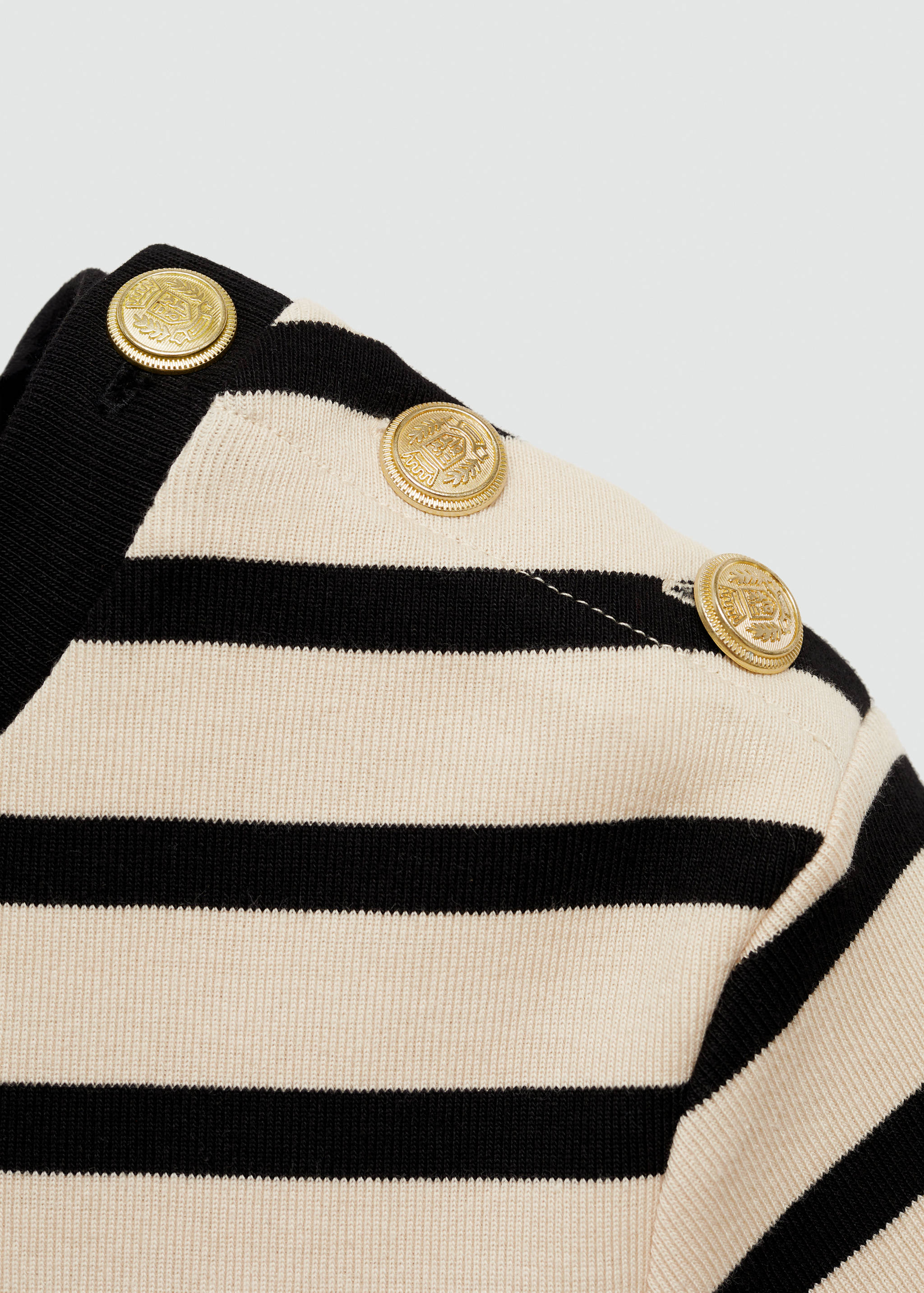 T-shirt with contrasting buttons - Details of the article 8
