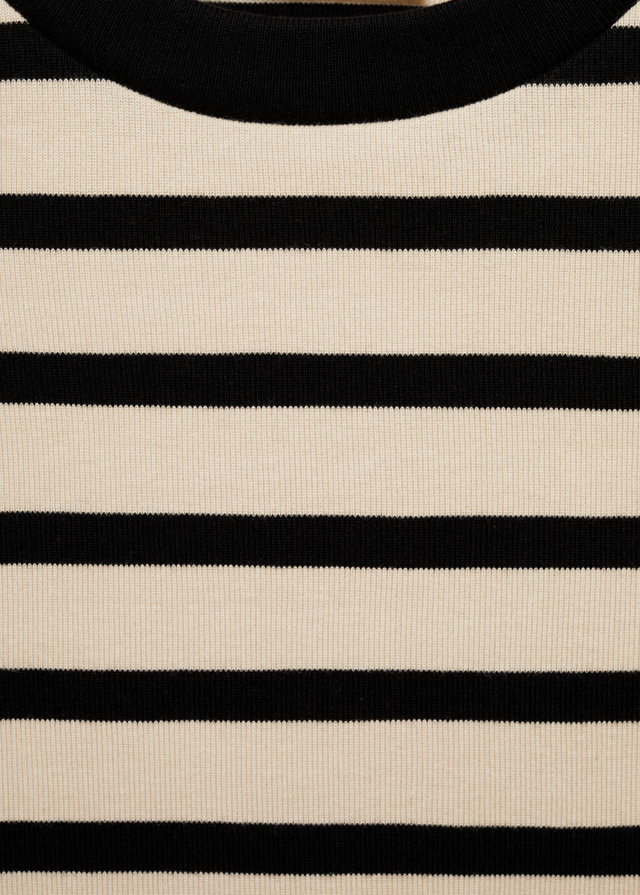 T-shirt with contrasting buttons - Details of the article 0