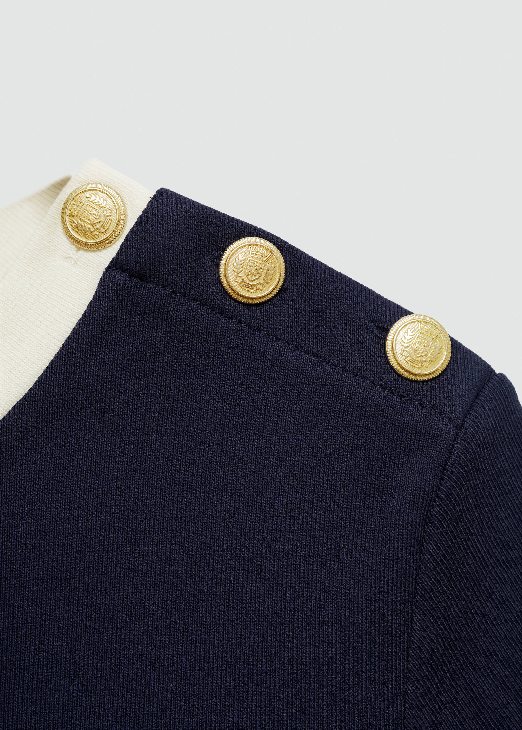 T-shirt with contrasting buttons - Details of the article 8
