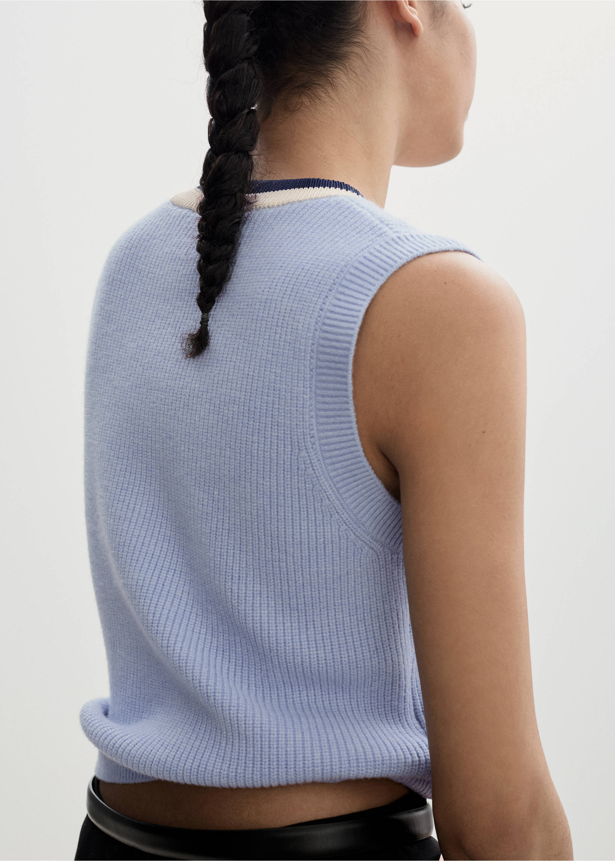 Contrast V-neck gilet - Reverse of the article, Sky Blue. Ref: 77074034-00.