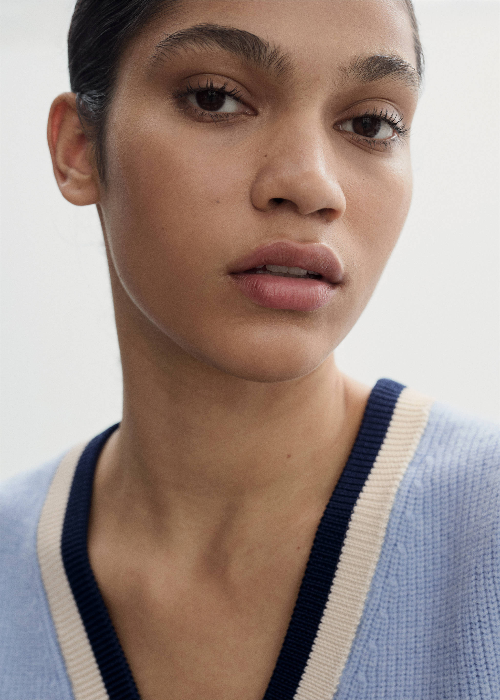 Contrast V-neck gilet - Details of the article 1, Sky Blue. Ref: 77074034-00.