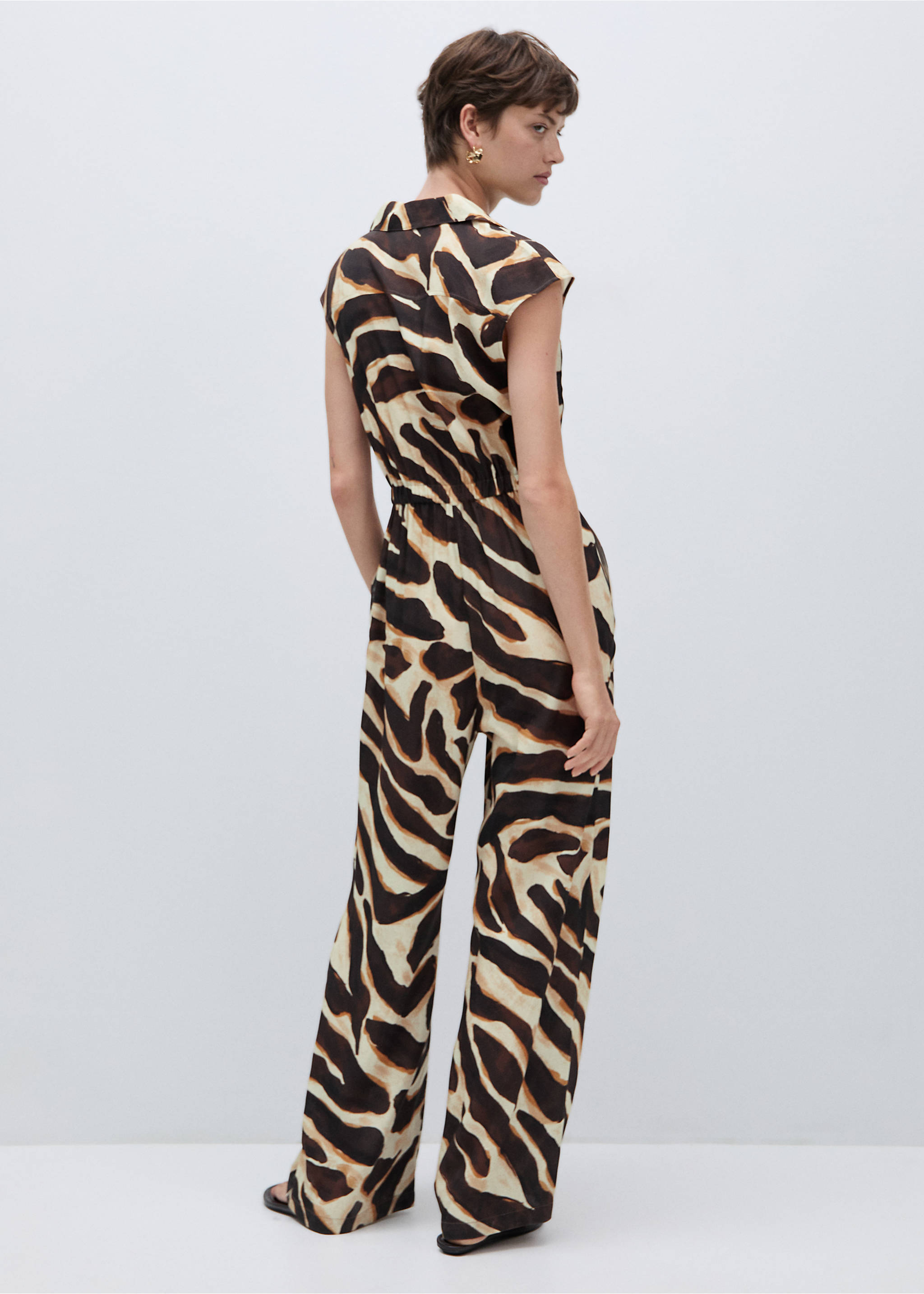 Animal-Print-Jumpsuit mit Taschen - Rückseite des Artikels, Braun. Ref: 77074041-00.