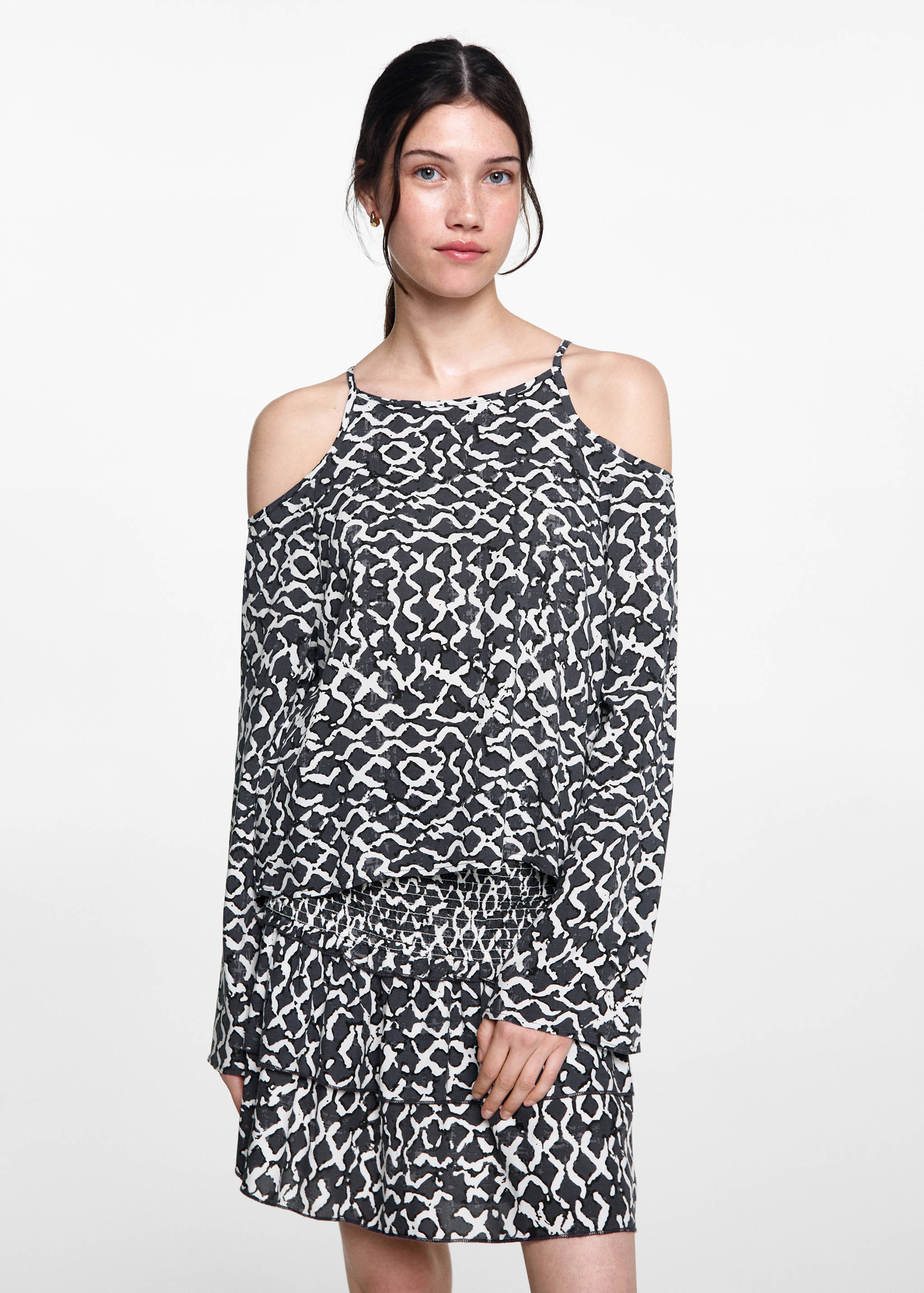 Blusa estampada detalle abertura - Plano medio