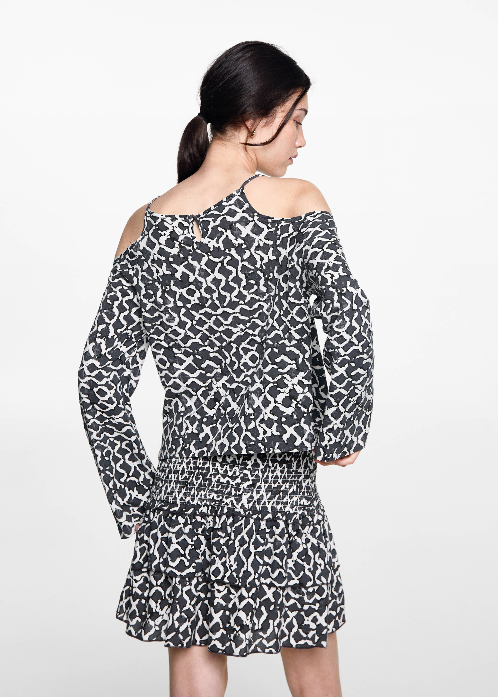 Blusa estampada detalle abertura - Reverso del artículo