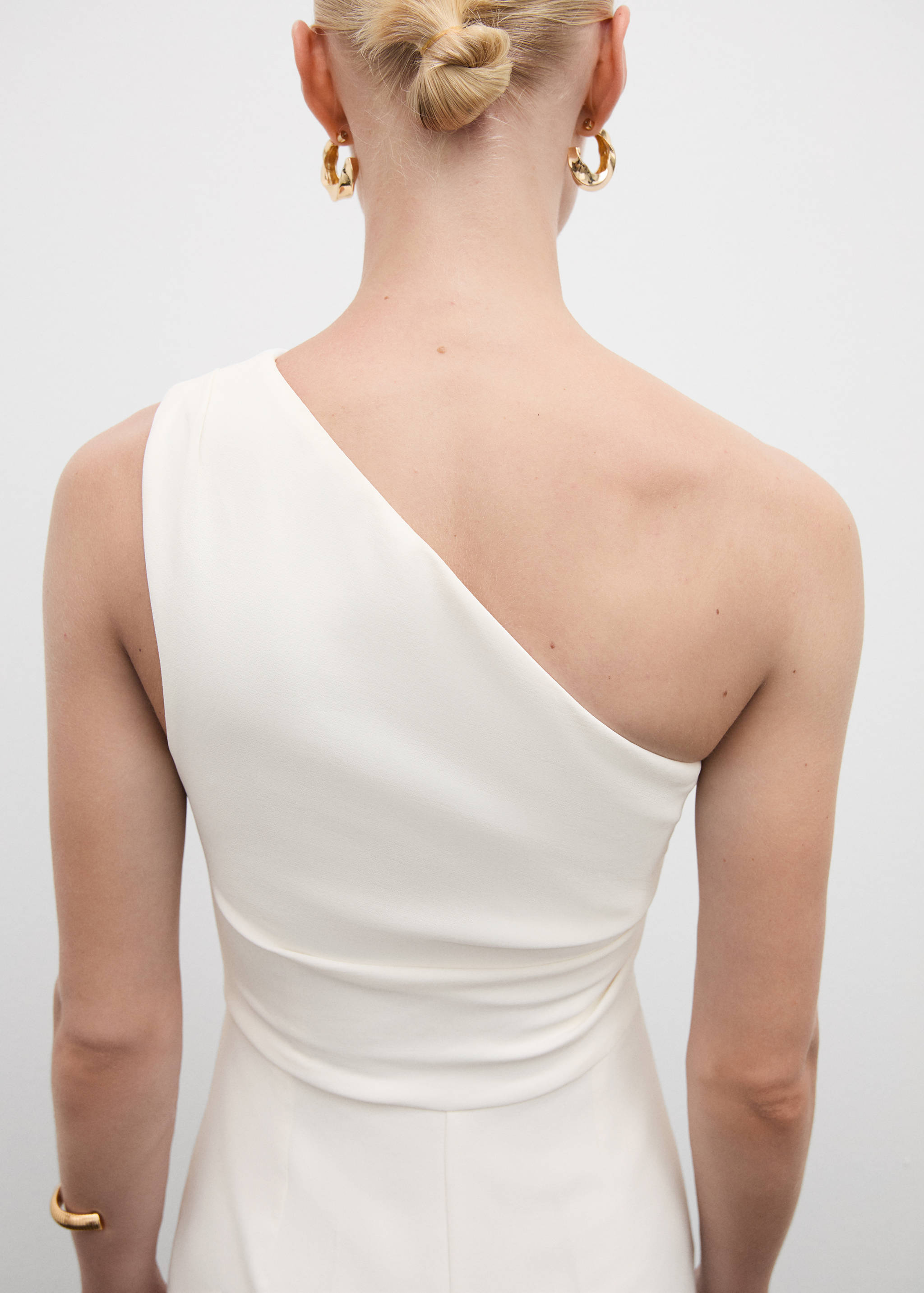 Asymmetrischer Jumpsuit mit drapiertem Detail - Detail des Artikels 2