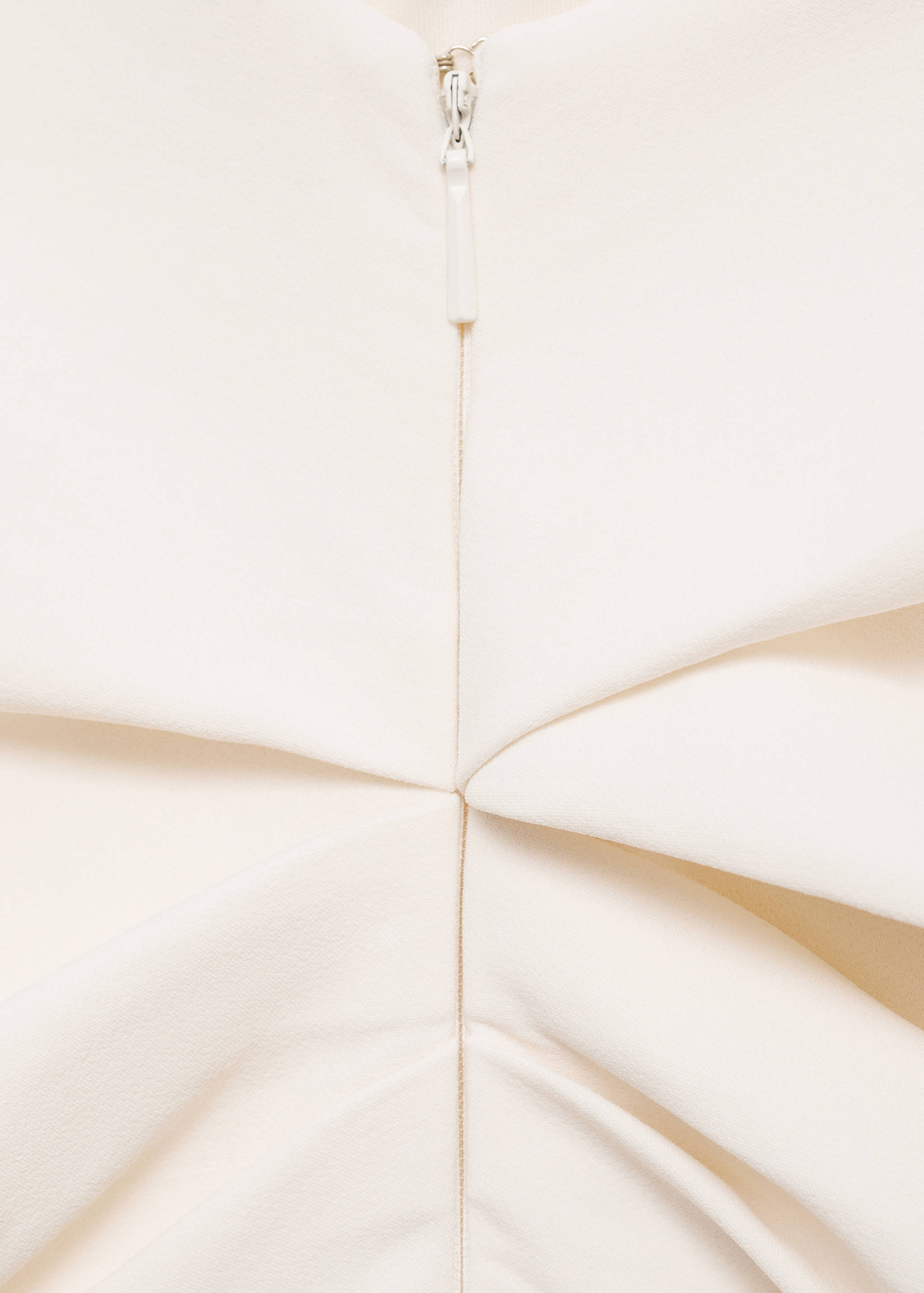 Asymmetrischer Jumpsuit mit drapiertem Detail - Detail des Artikels 8