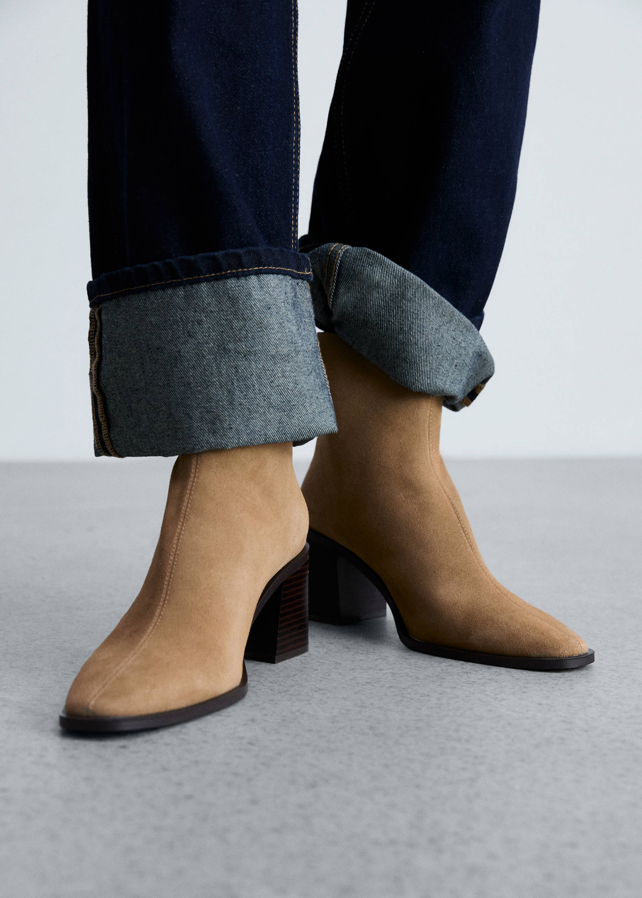 Leather heeled boots - Details of the article 9