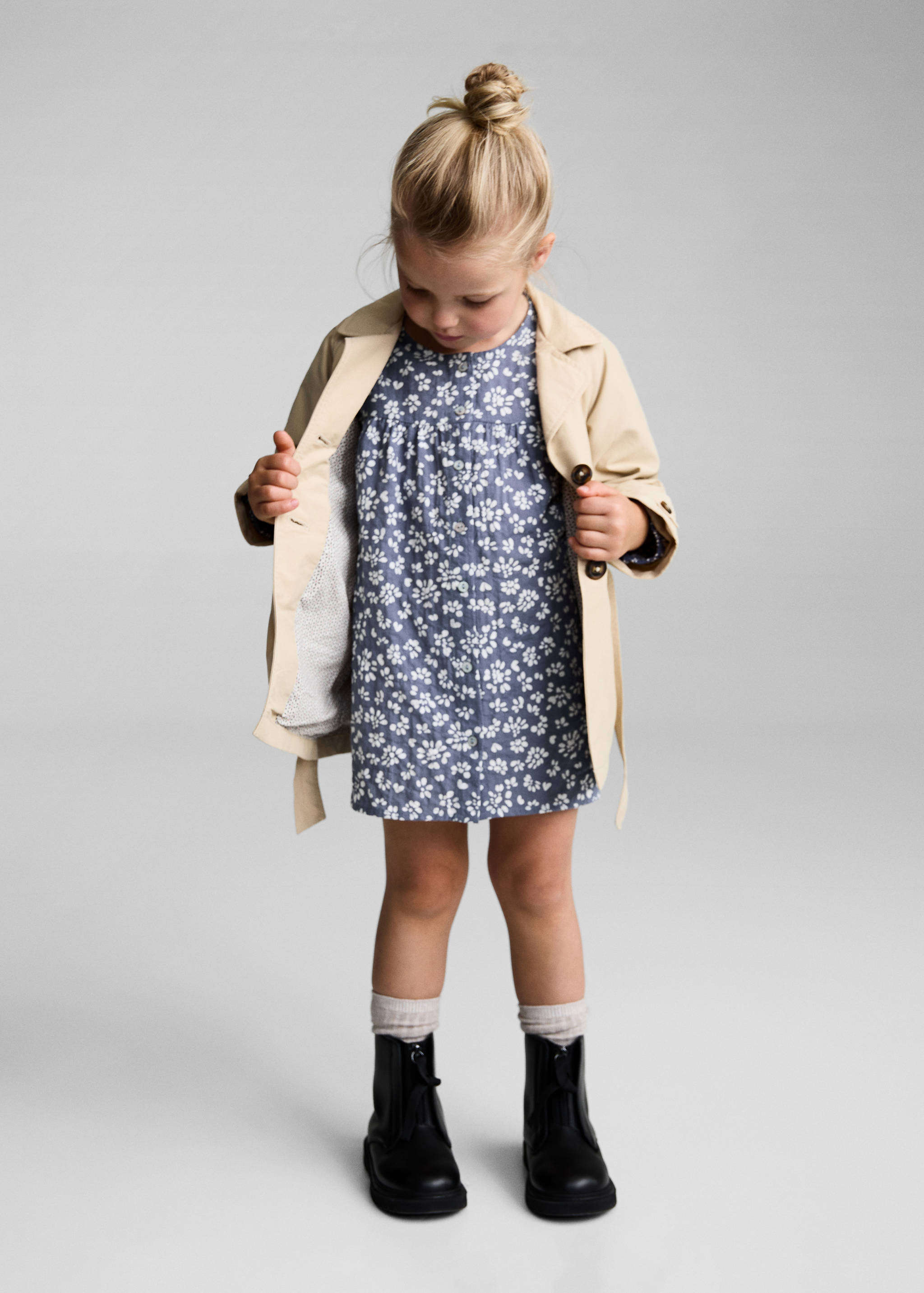 Sukienka z kwiatowym wzorem - Plan ogólny