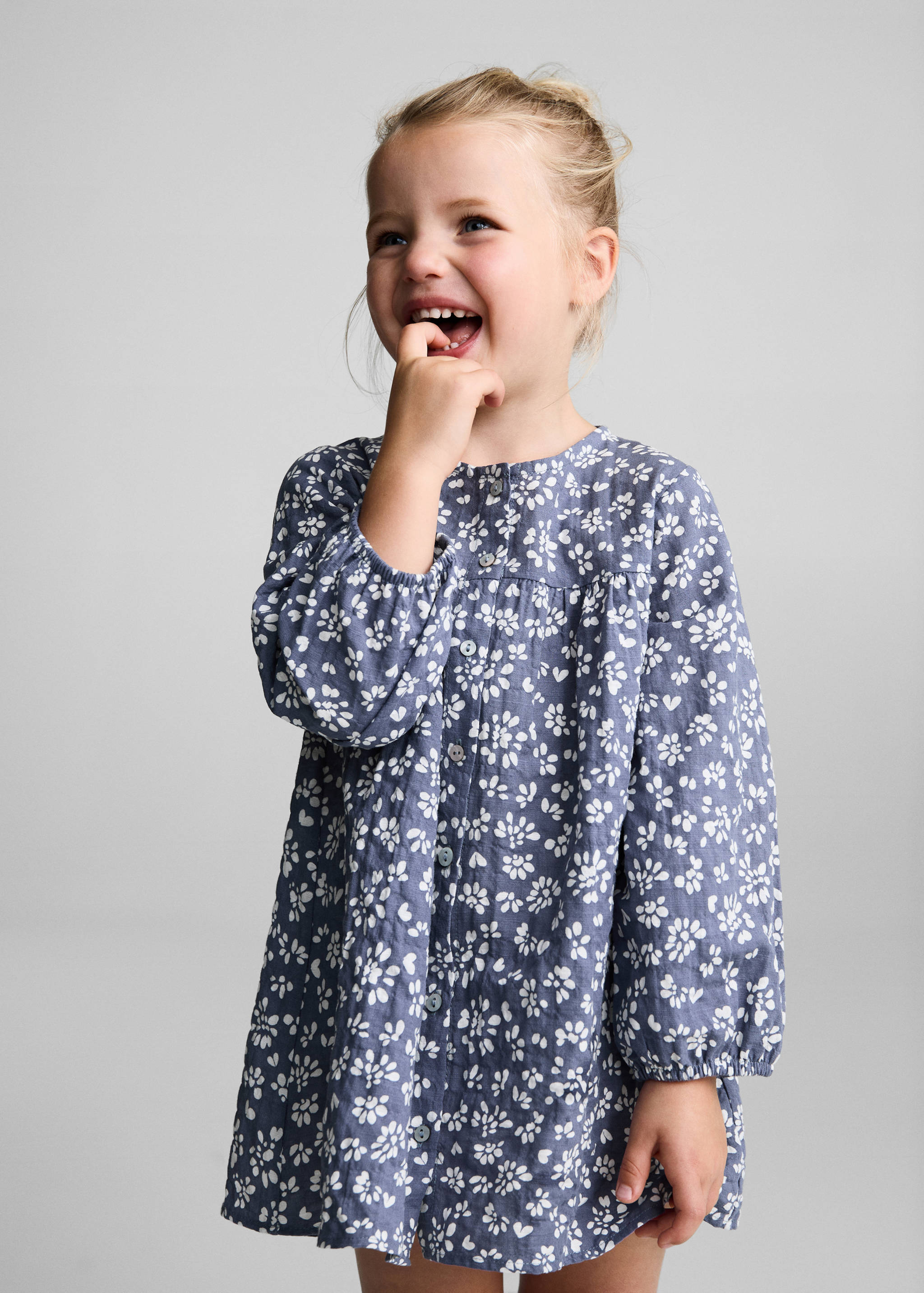 Sukienka z kwiatowym wzorem - Plan średni