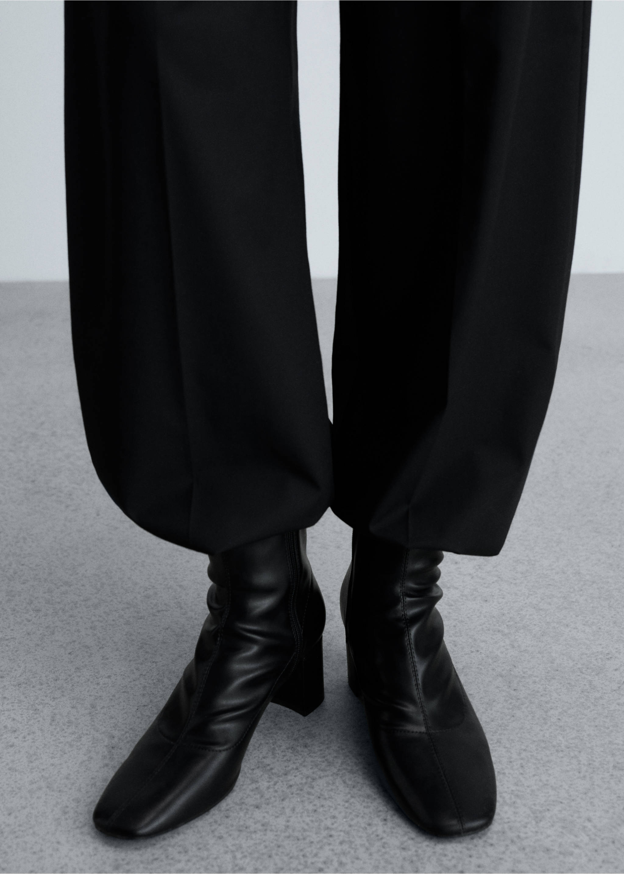 Stiefelette mit Blockabsatz - Detail des Artikels 9, Schwarz. Ref: 77075152-00.