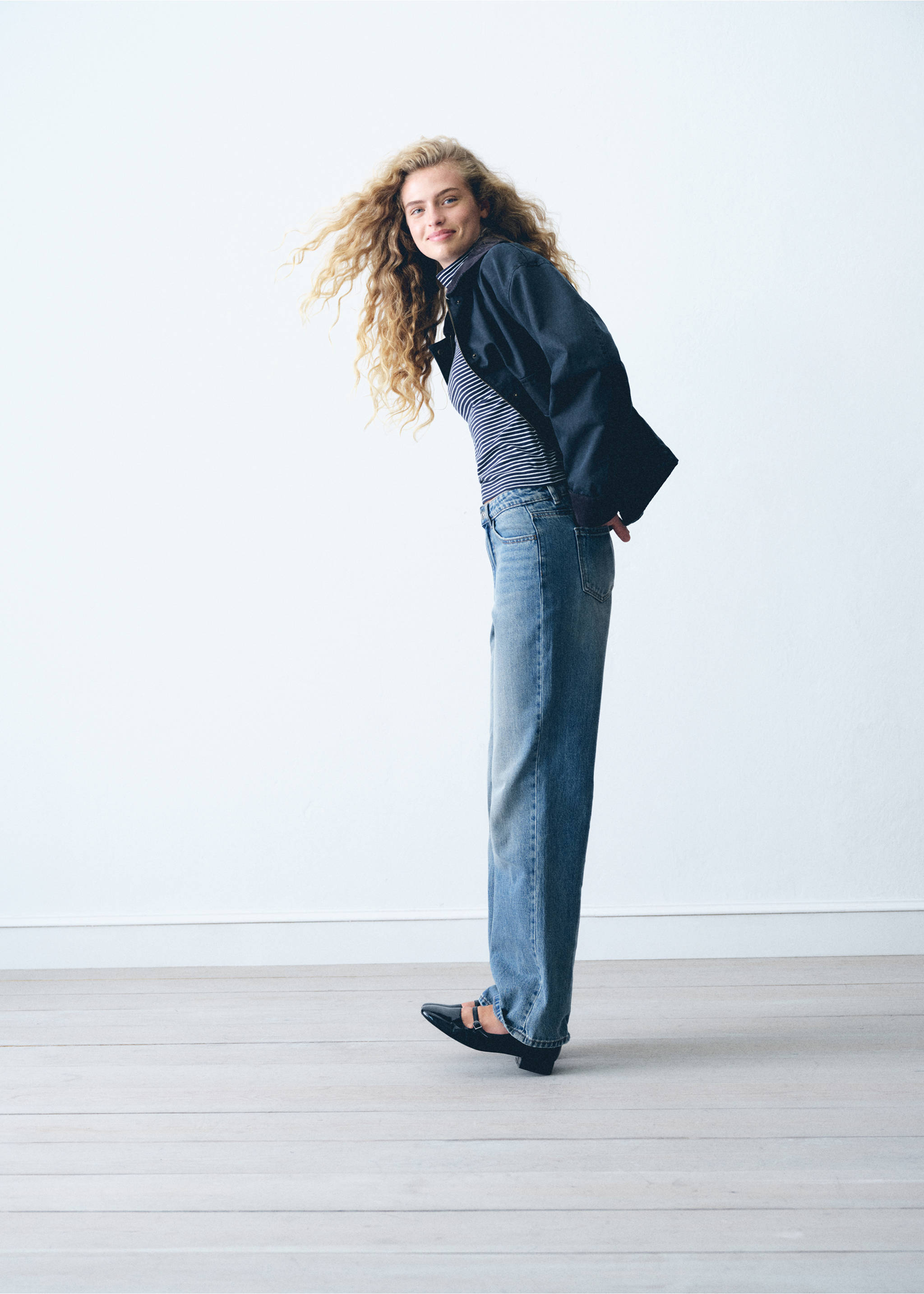 Waxed-effect short barn jacket - Details of the article 6, Dark Navy. Ref: 77075629-00.