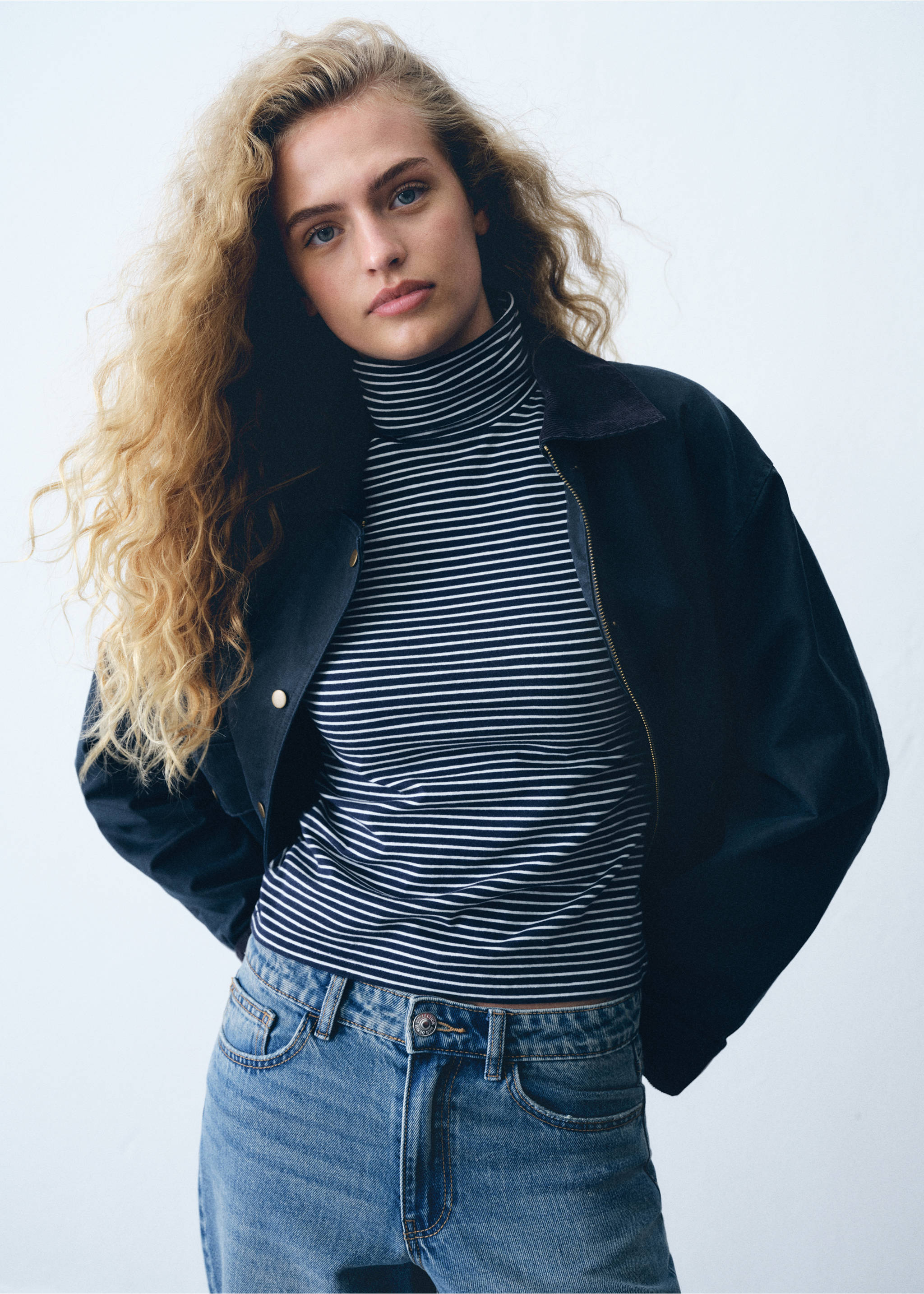 Waxed-effect short barn jacket - Details of the article 5, Dark Navy. Ref: 77075629-00.