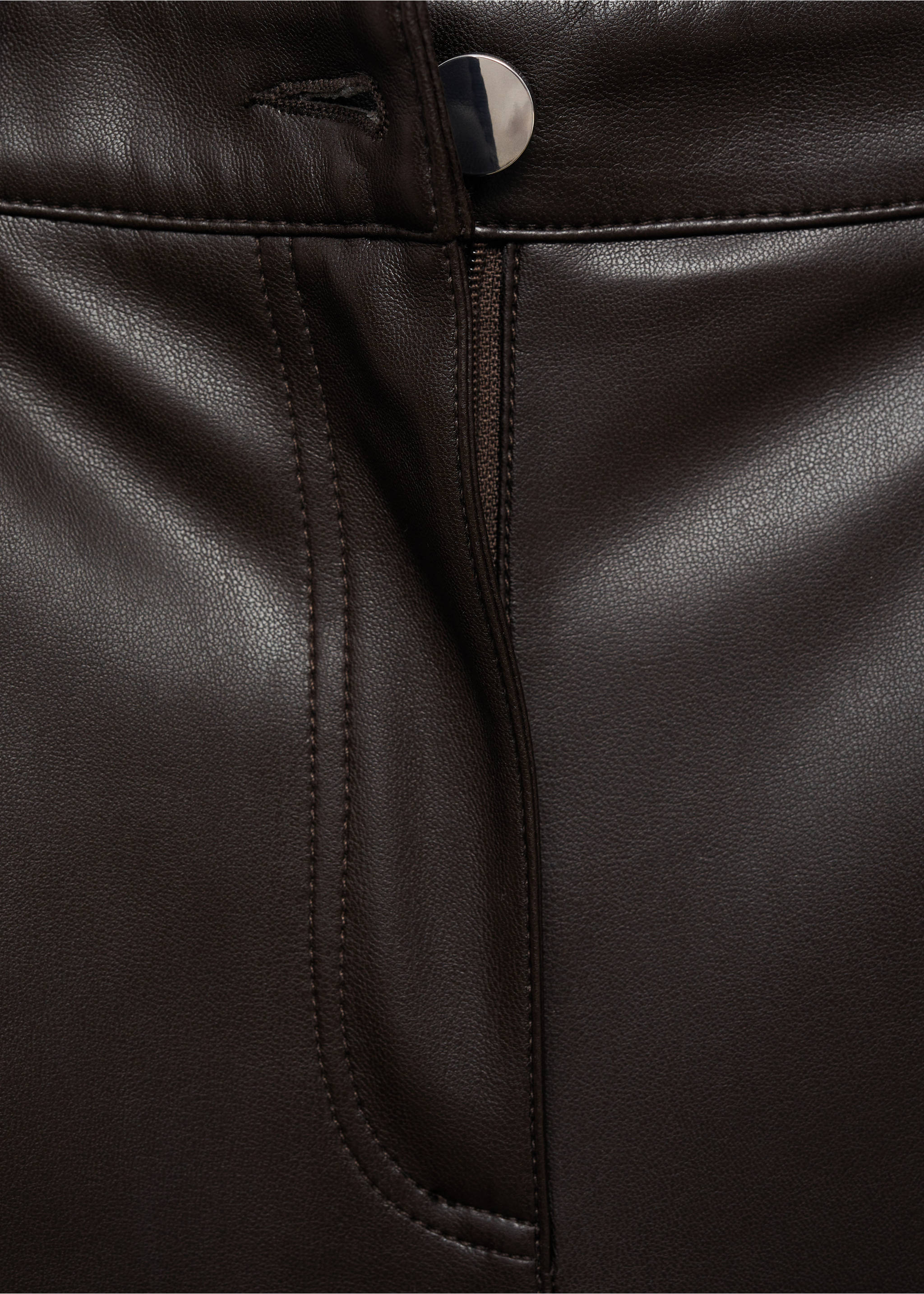 Flared broek met leereffect - Detail van het artikel 8, Chocoladebruin. Ref: 77075664-00.