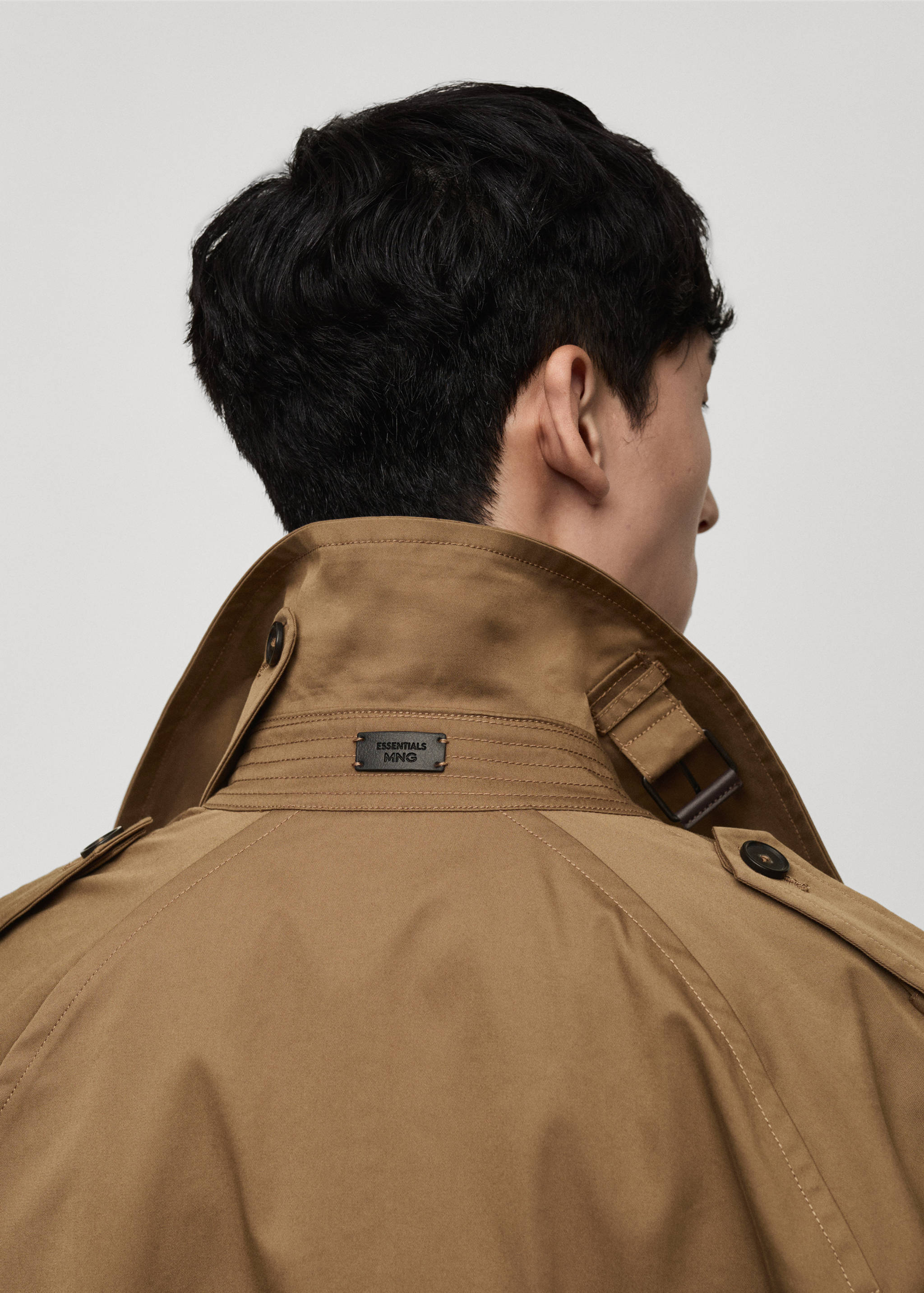 Water-repellent belted trench coat - Details of the article 2