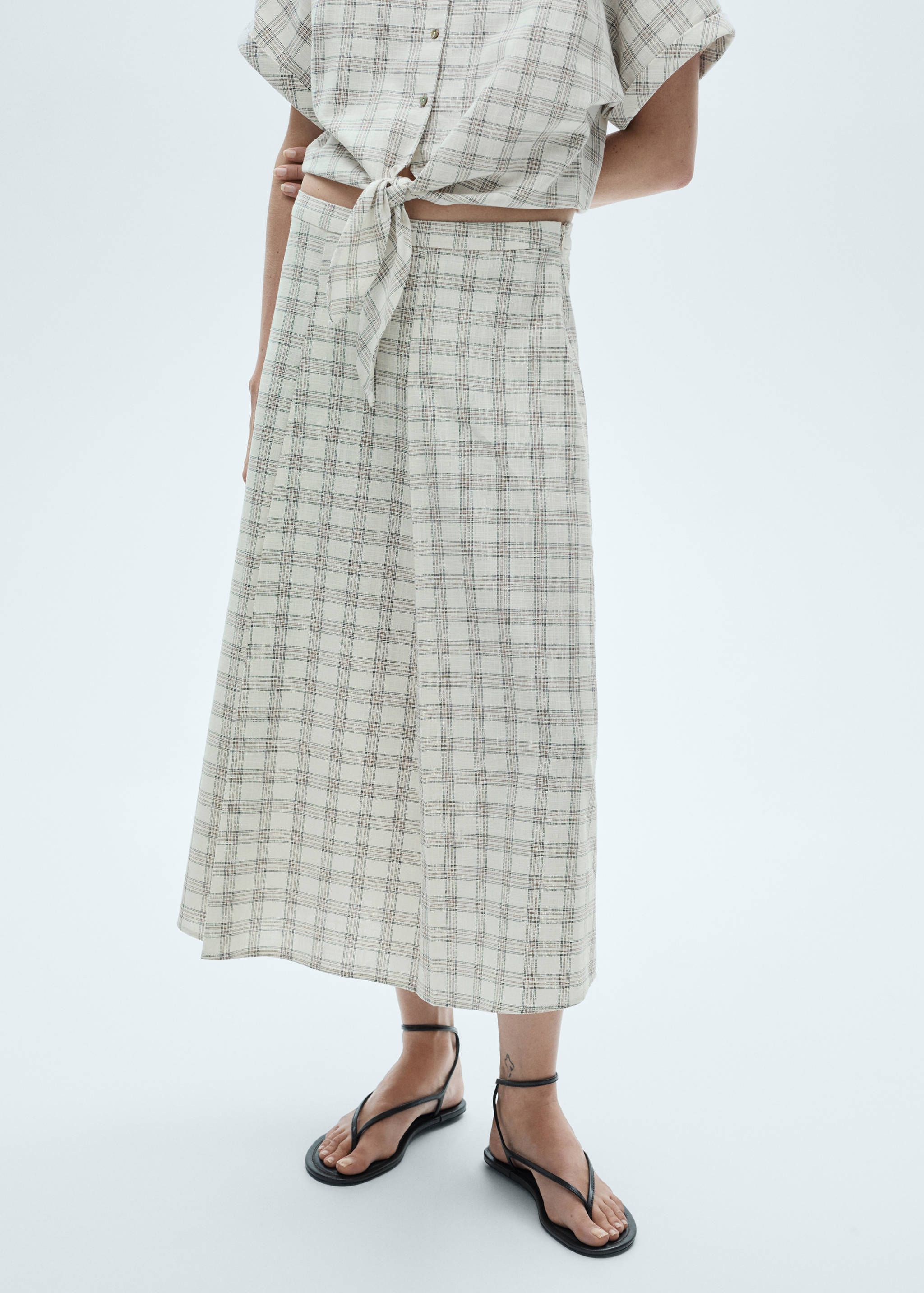 Rozkloszowana spódnica w kratkę - Plan średni