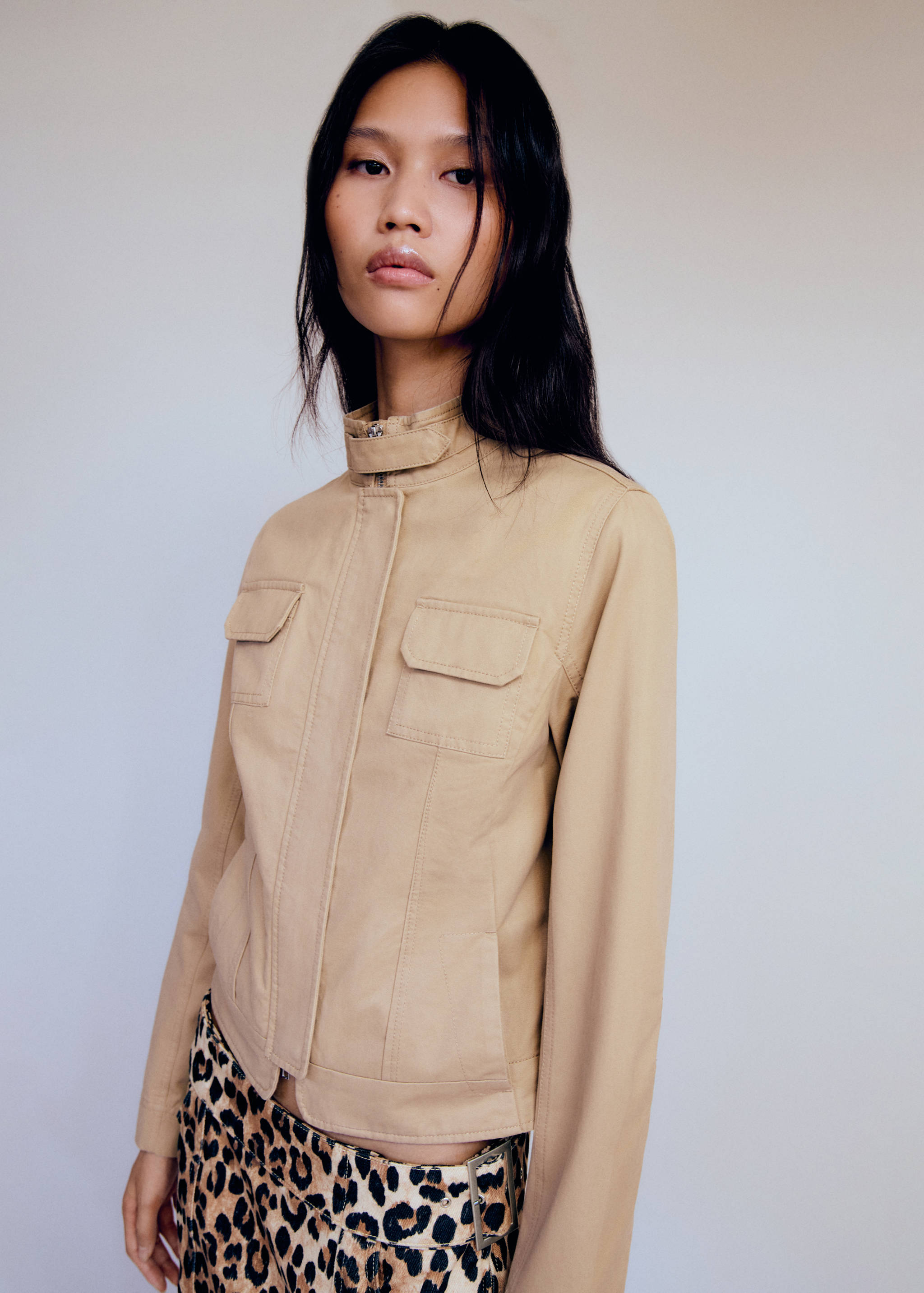 Jeansjacke mit Taschen - Mittlere Ansicht