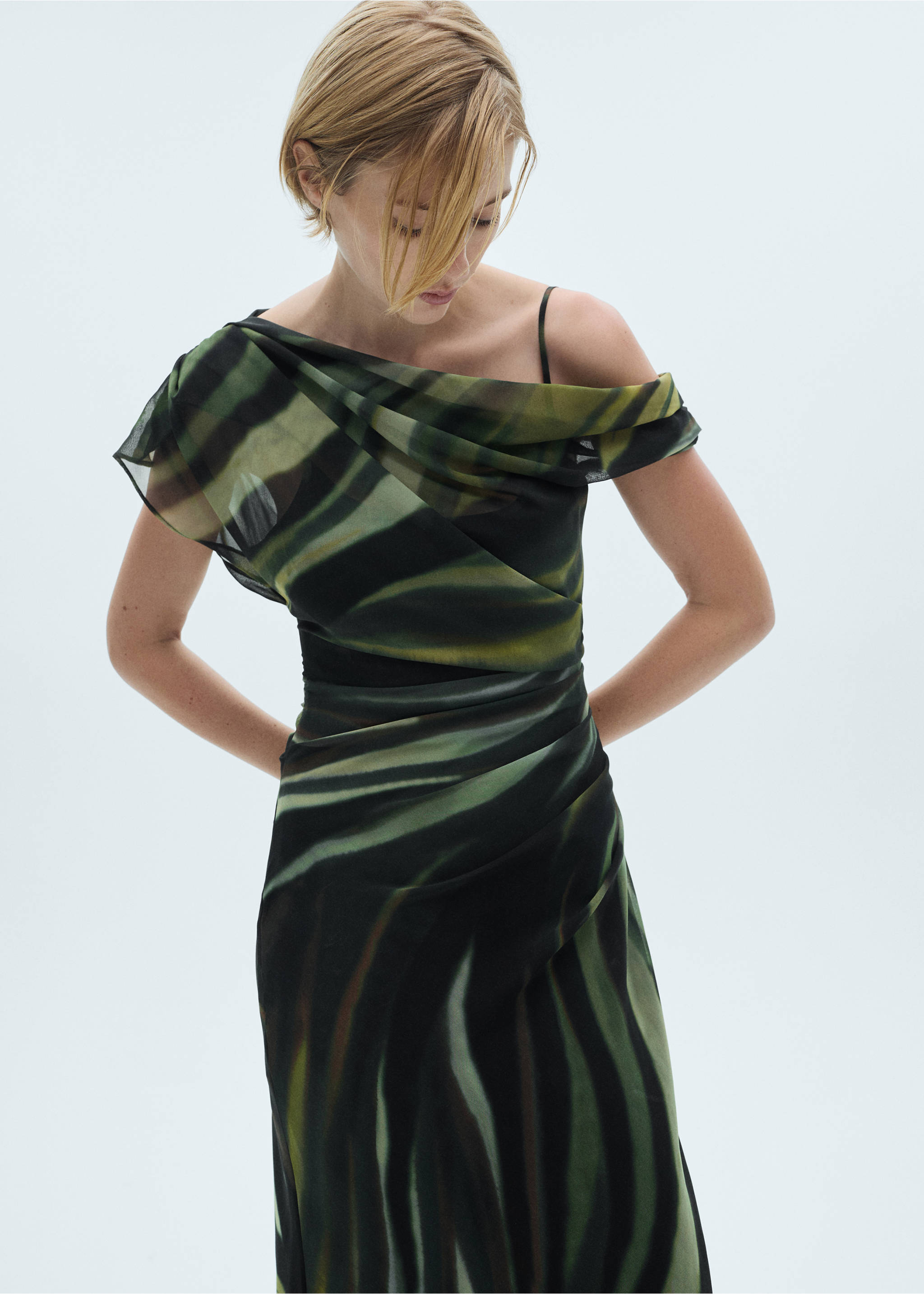 Printed dress with draped detail - Medium plane, Black. Ref: 77076356-00.