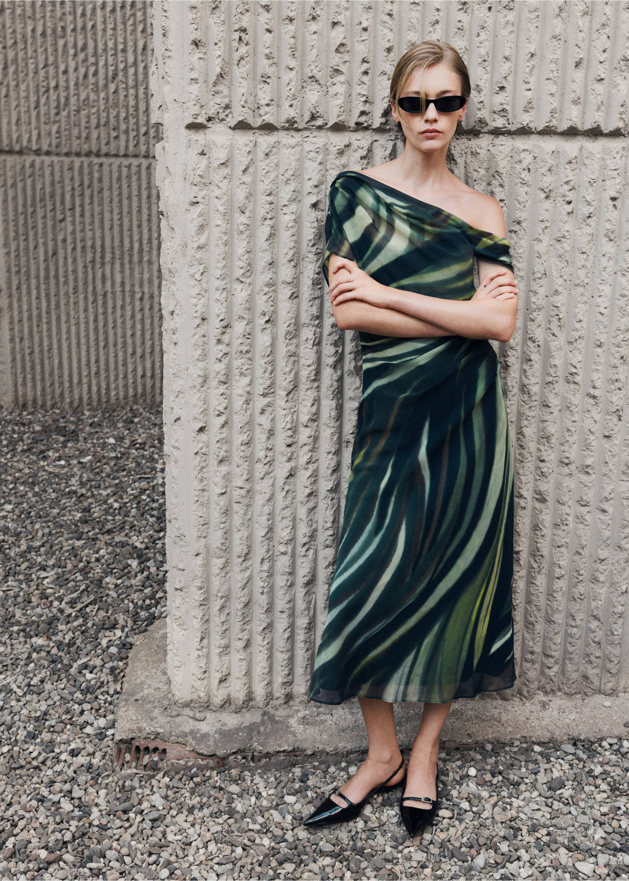 Printed dress with draped detail - Details of the article 6, Black. Ref: 77076356-00.