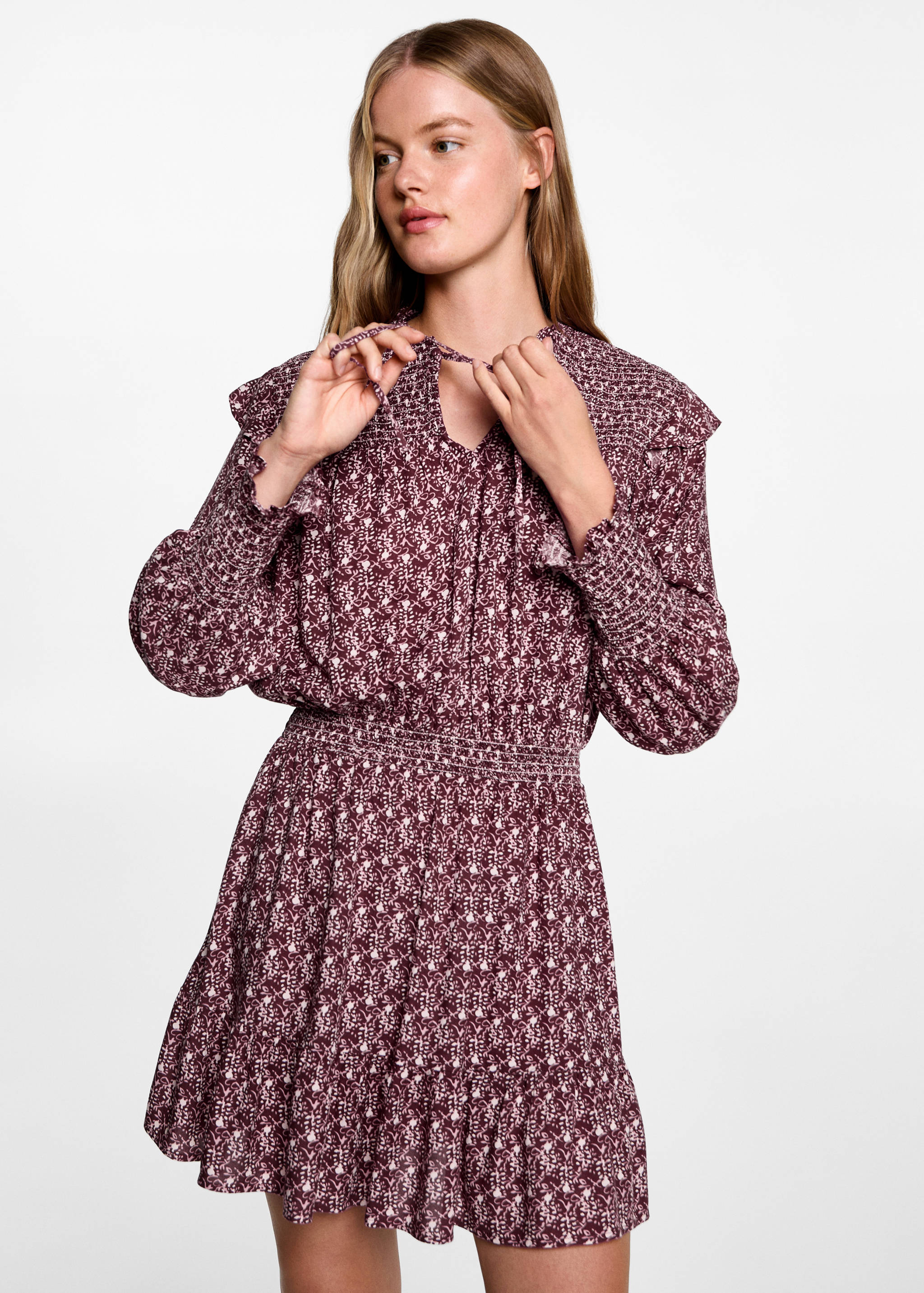 Robe fleurie froncée - Plan moyen