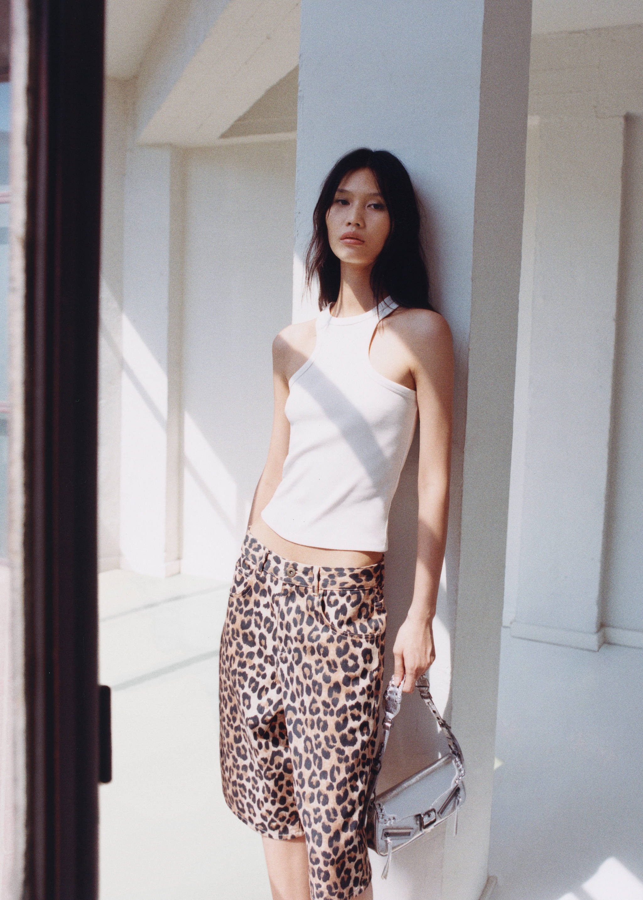 Jeans-Bermudashorts mit Leopardenmuster - Detail des Artikels 6, Beige. Ref: 77076754-00.