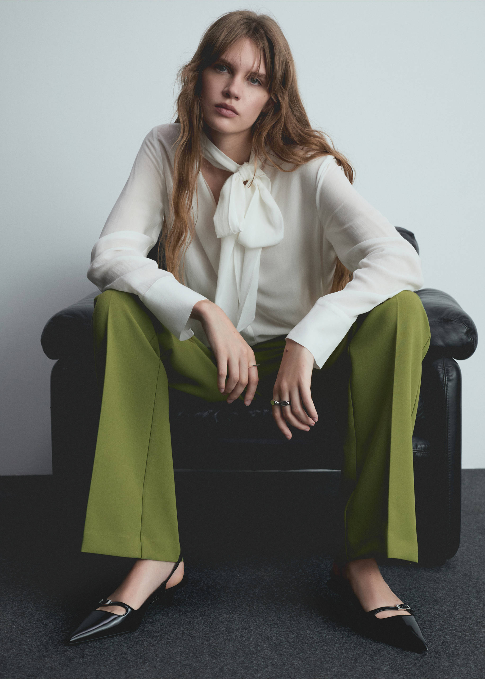 Pantaloni evazați cu talie joasă - Detaliu al articolului 2, Verde. Ref: 77076755-00.