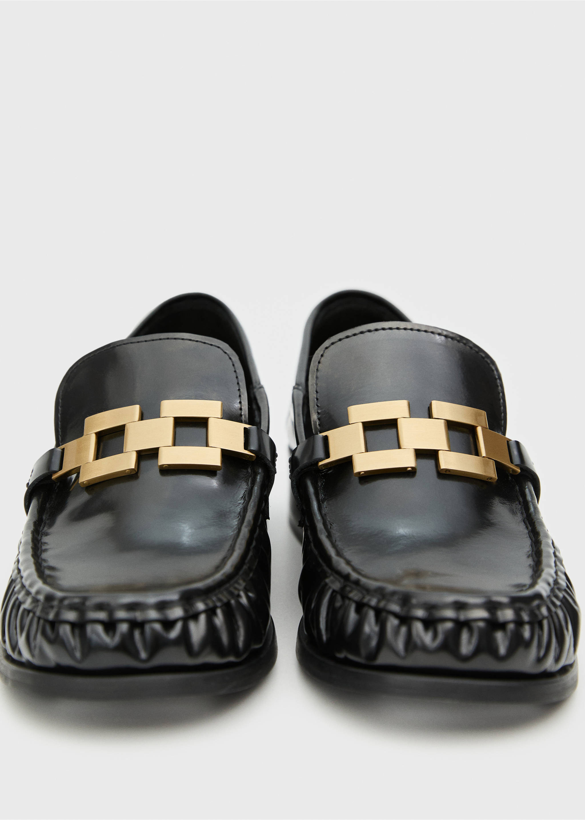 Lederschuh mit Metallic-Detail - Detail des Artikels 1, Schwarz. Ref: 77076757-00.