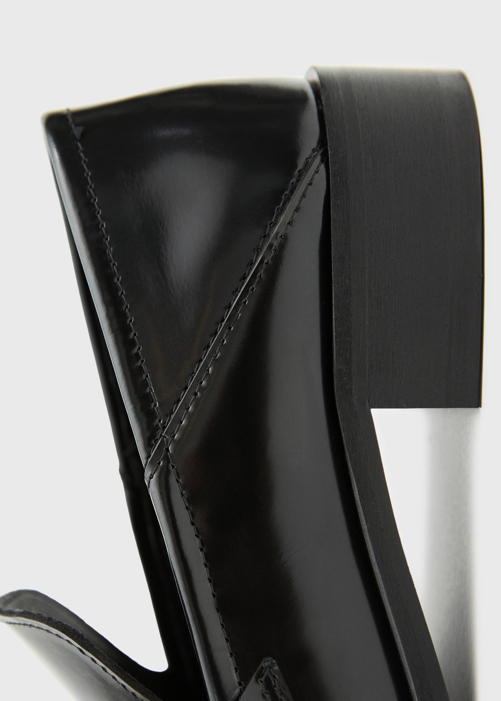 Leather shoes with metallic detail - Details of the article 2